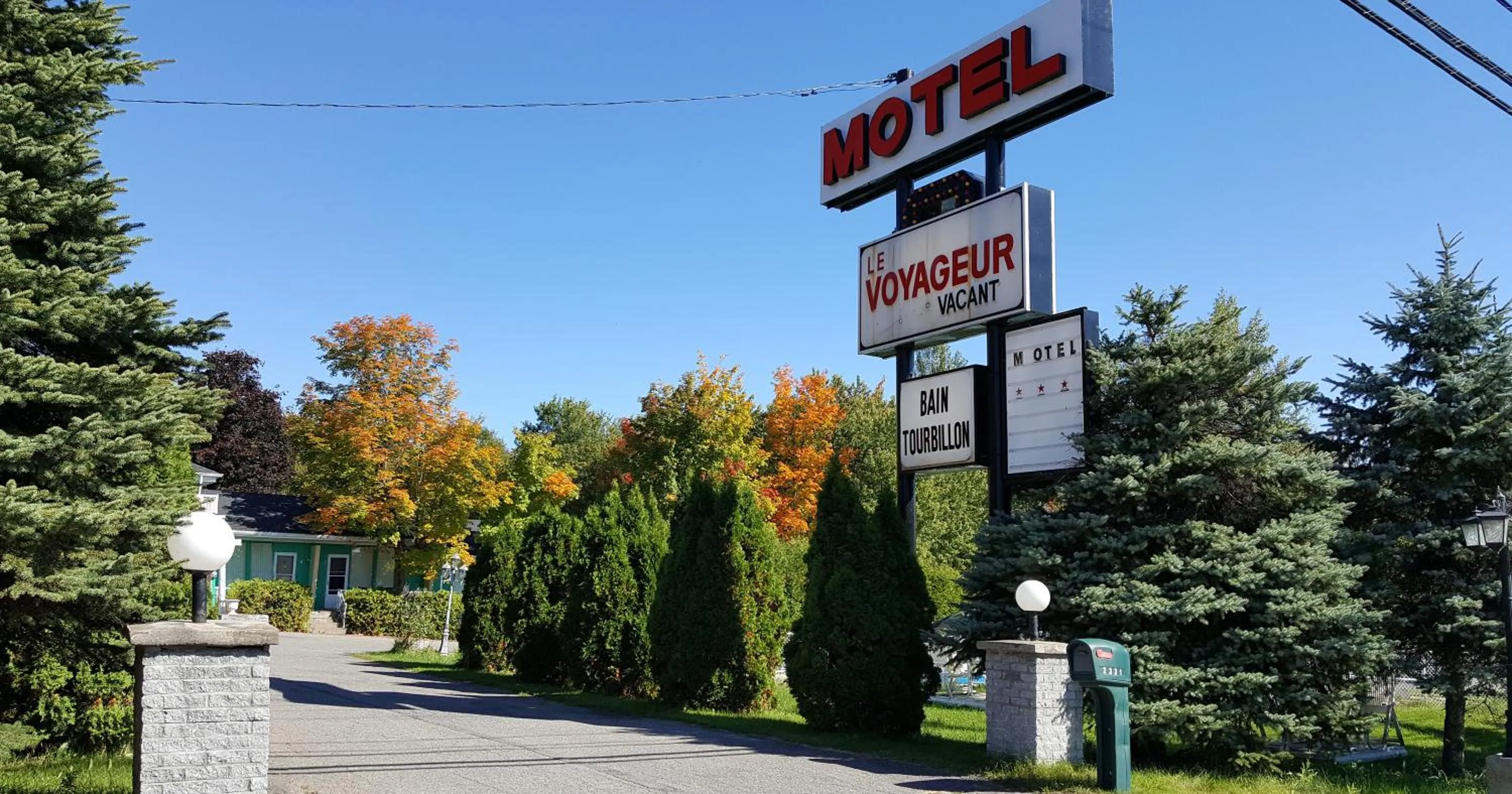 Property logo or sign in Motel Le Voyageur