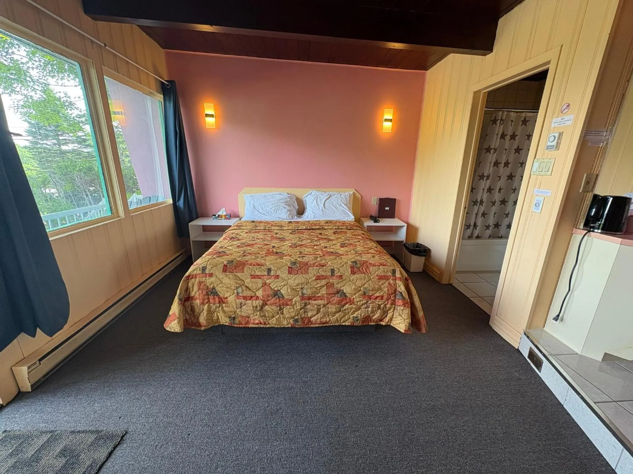 Bed in Motel Le Voyageur