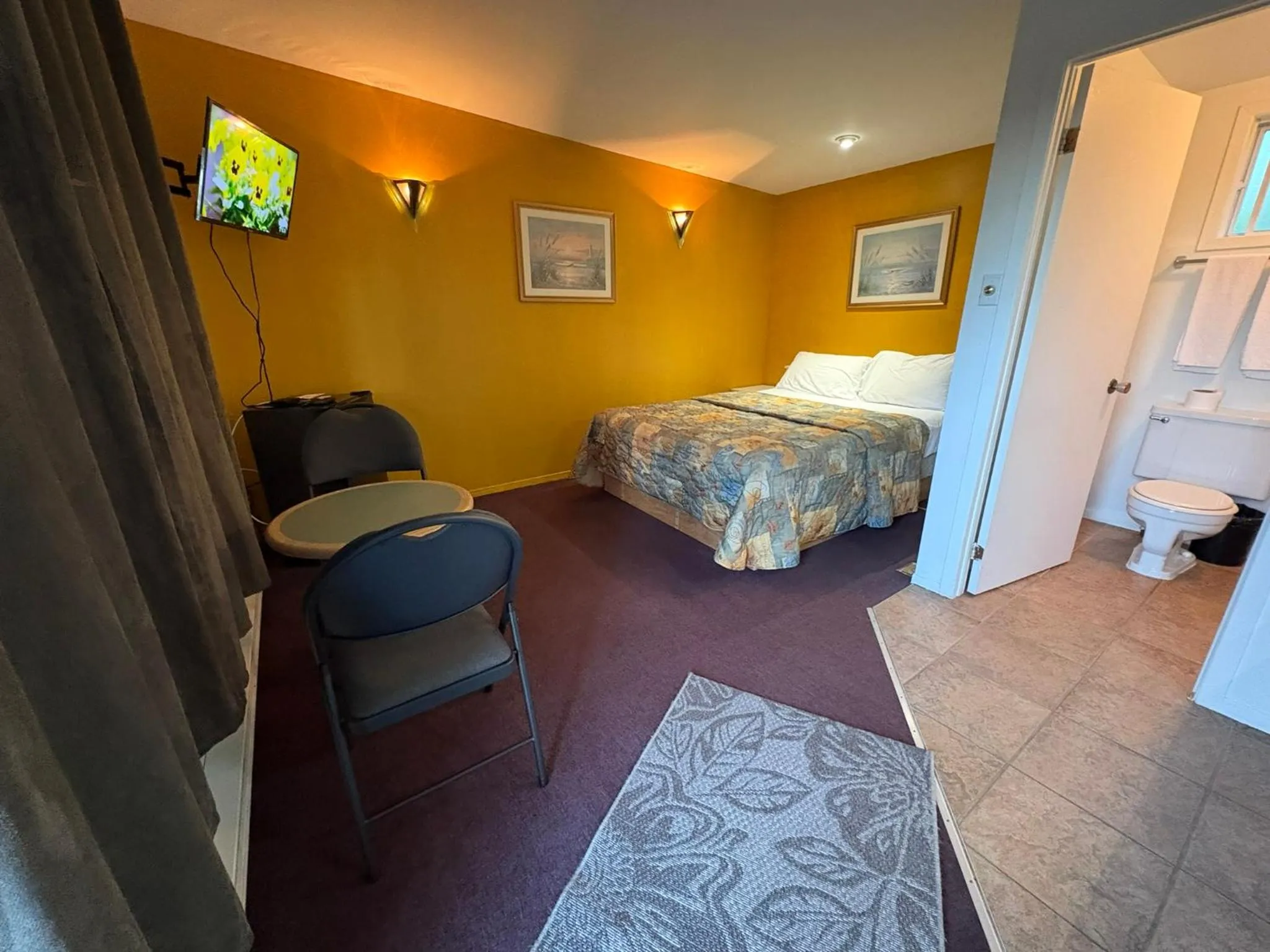 Bed in Motel Le Voyageur