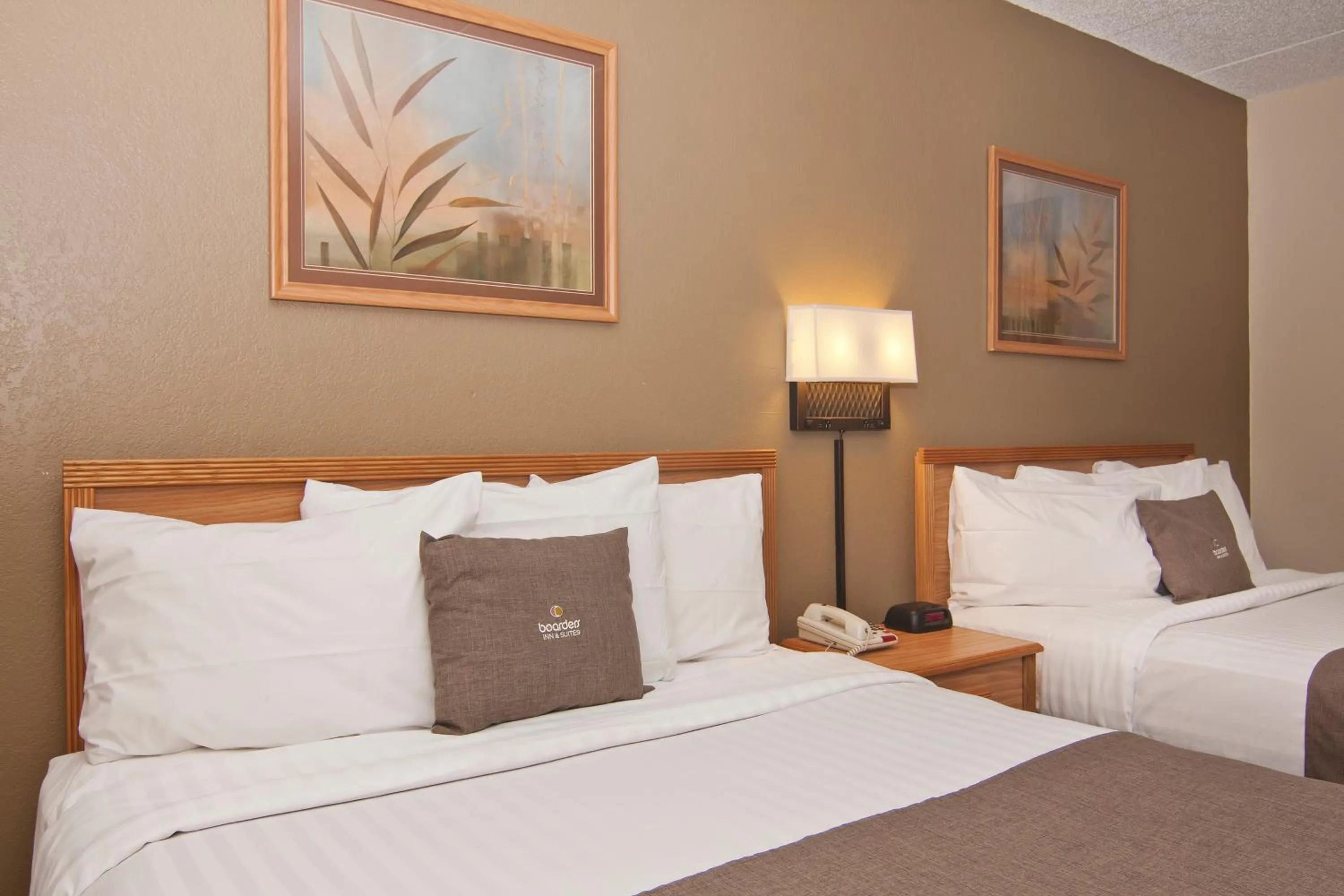 Bed in Boarders Inn & Suites by Cobblestone Hotels - Faribault