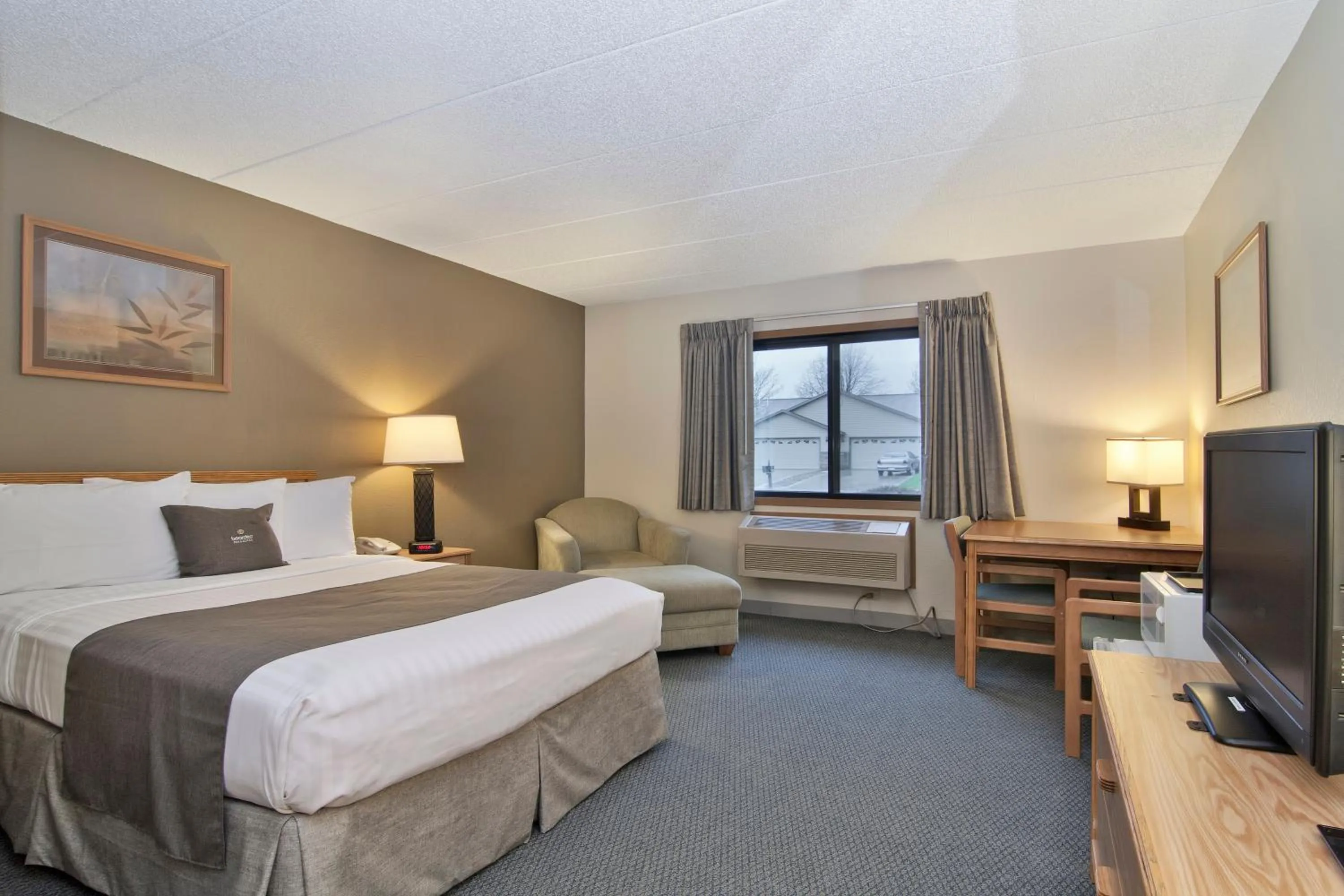 Bed in Boarders Inn & Suites by Cobblestone Hotels - Faribault