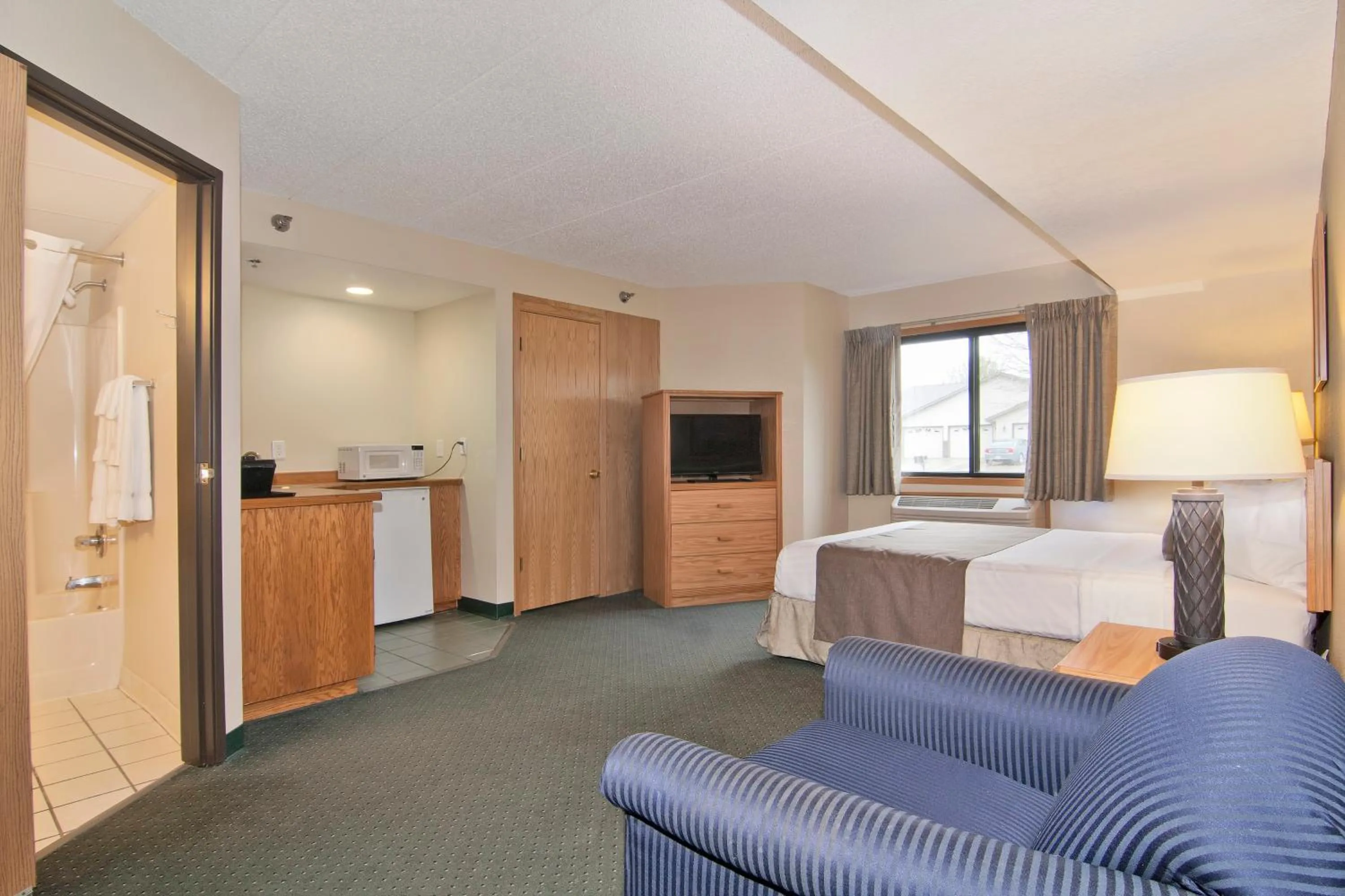 Bed in Boarders Inn & Suites by Cobblestone Hotels - Faribault