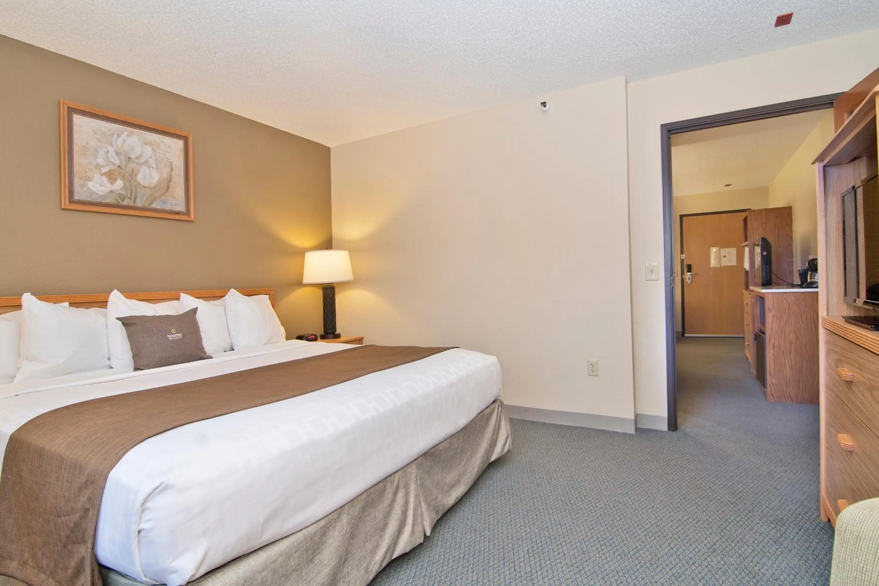 Bed in Boarders Inn & Suites by Cobblestone Hotels - Faribault