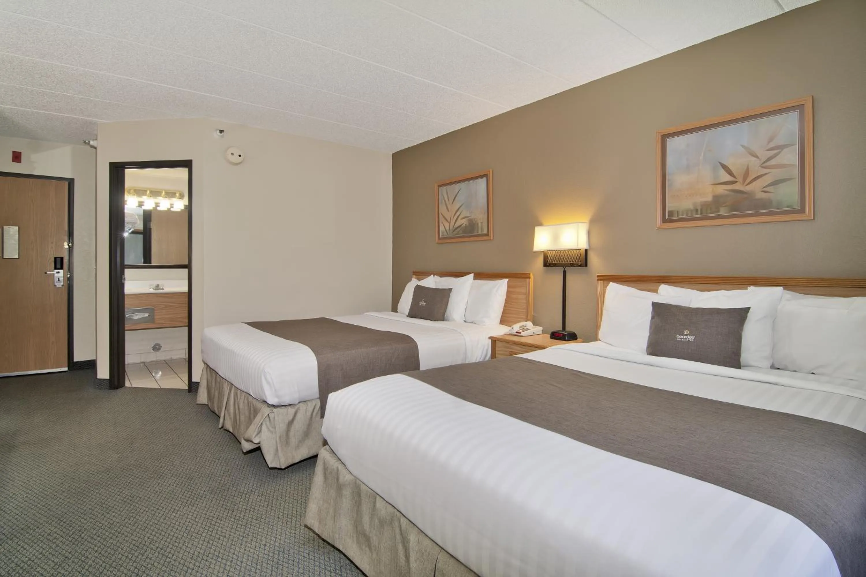 Bed in Boarders Inn & Suites by Cobblestone Hotels - Faribault