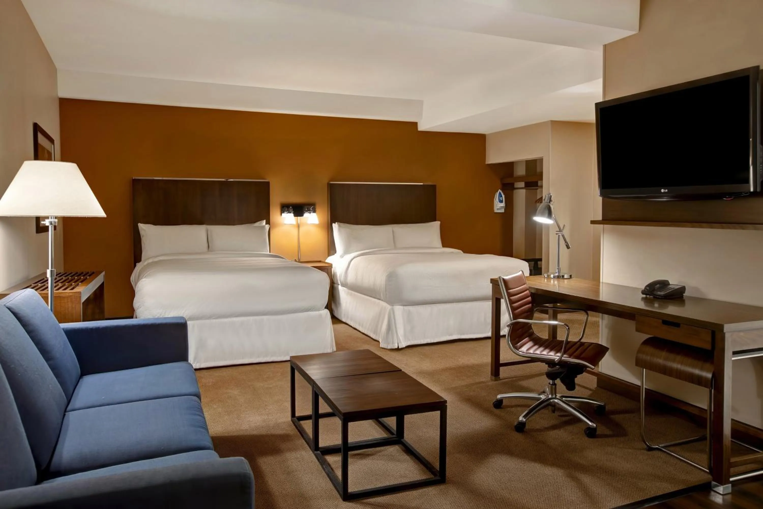 Photo of the whole room, Bed in Four Points by Sheraton Peoria