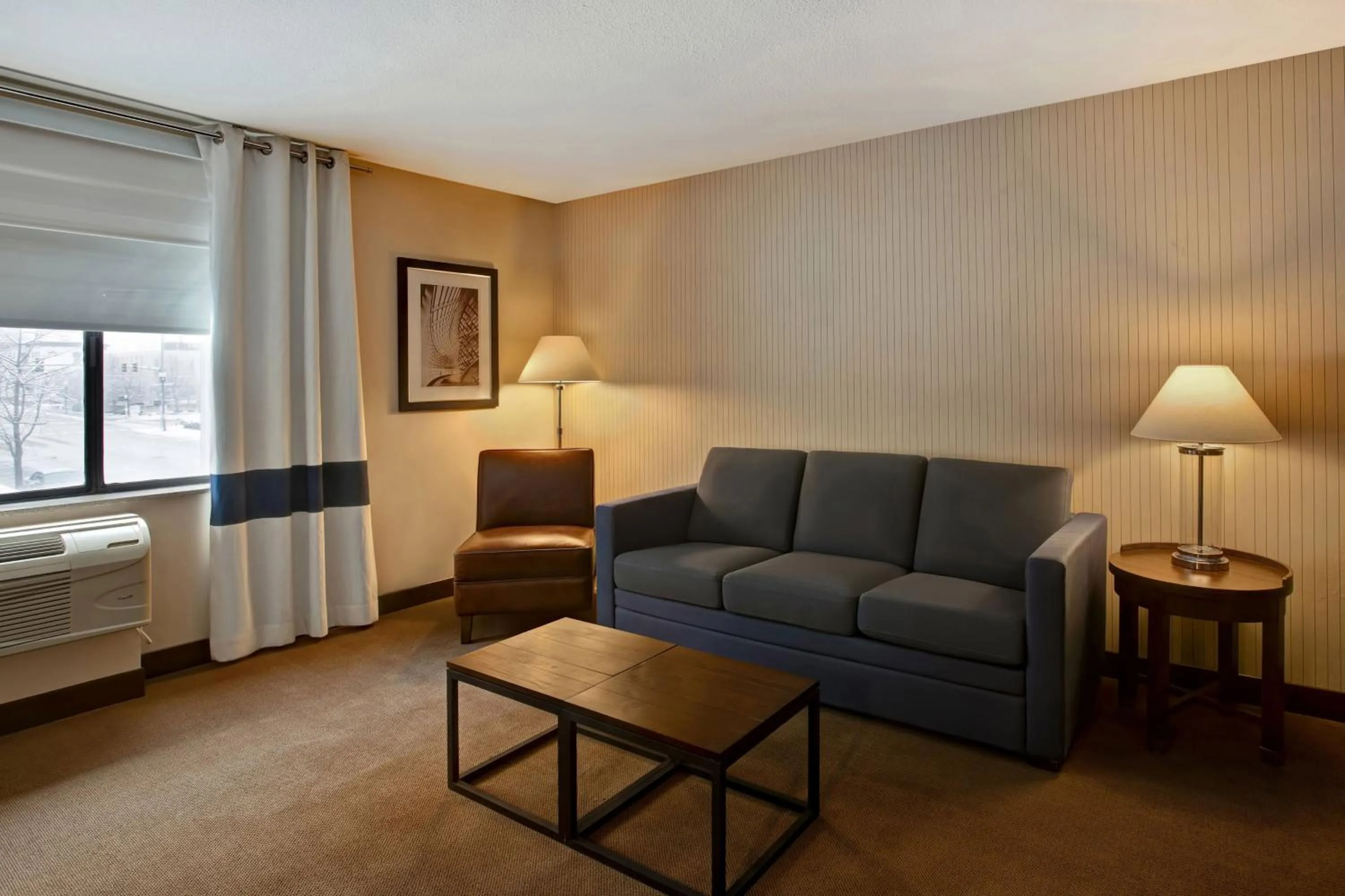 Photo of the whole room, Bed in Four Points by Sheraton Peoria