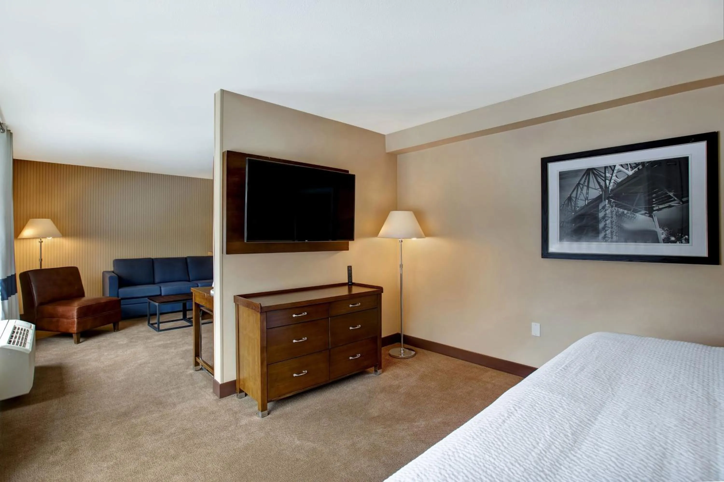 Photo of the whole room, Bed in Four Points by Sheraton Peoria