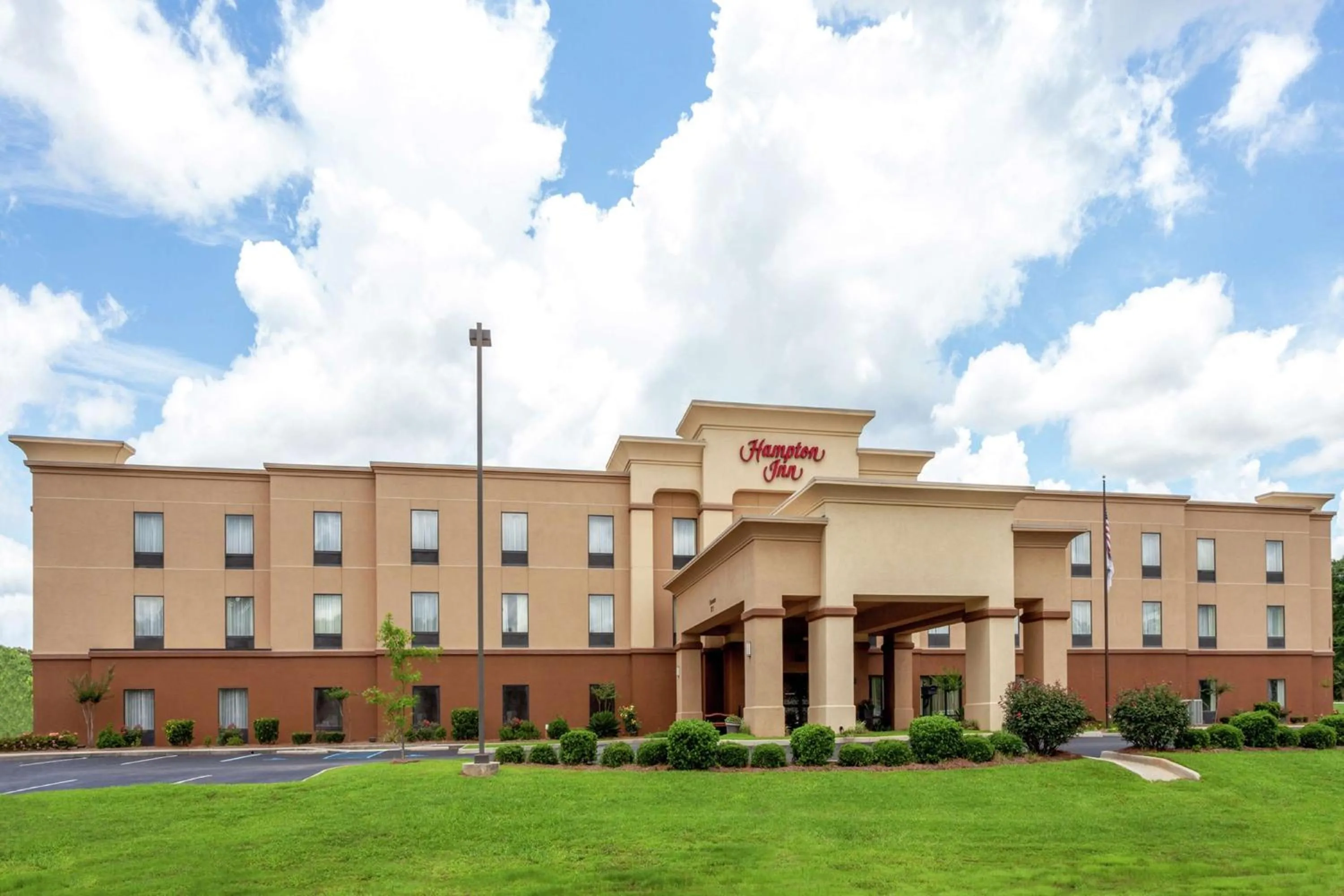 Property building in Hampton Inn Ozark