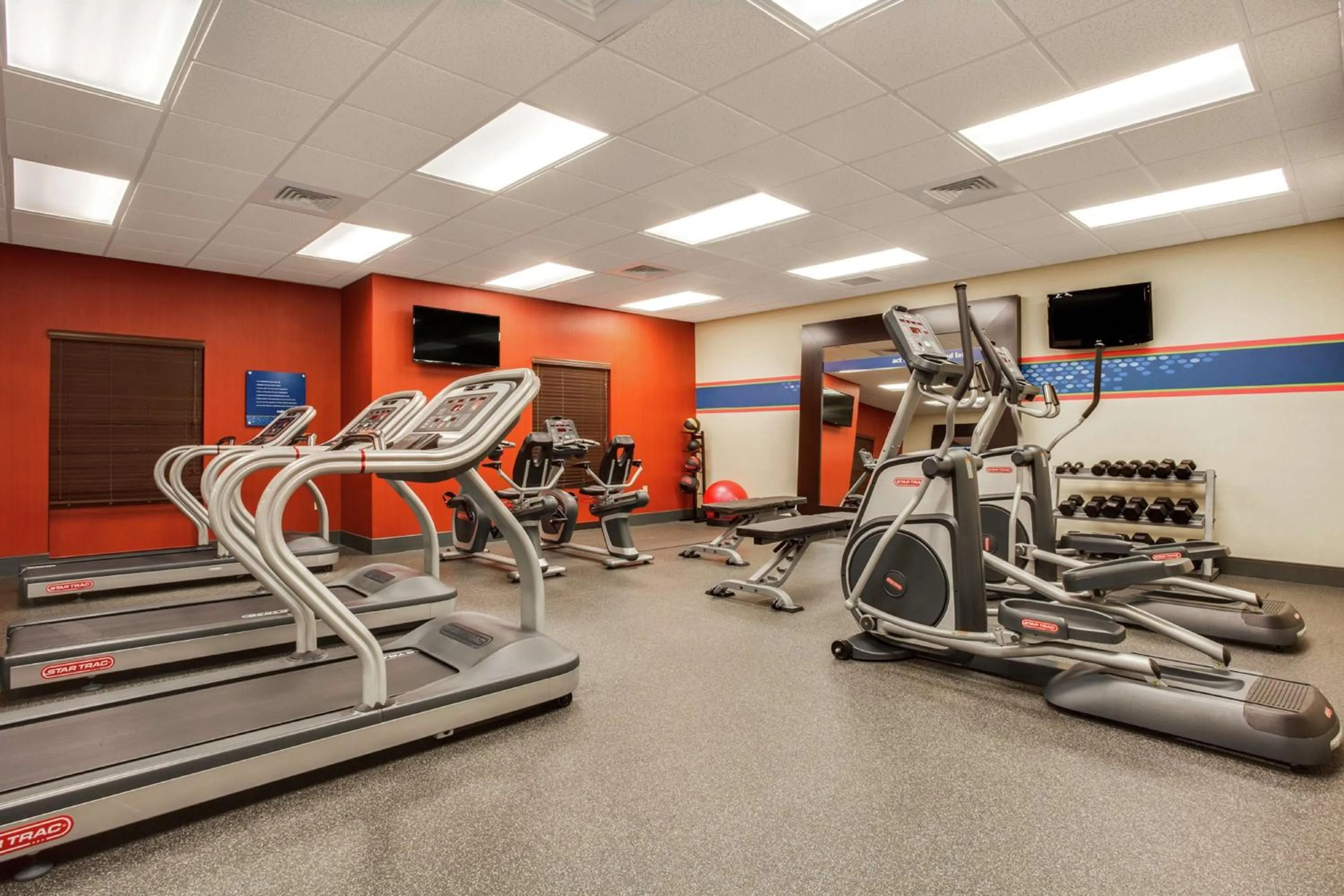 Fitness centre/facilities in Hampton Inn Ozark