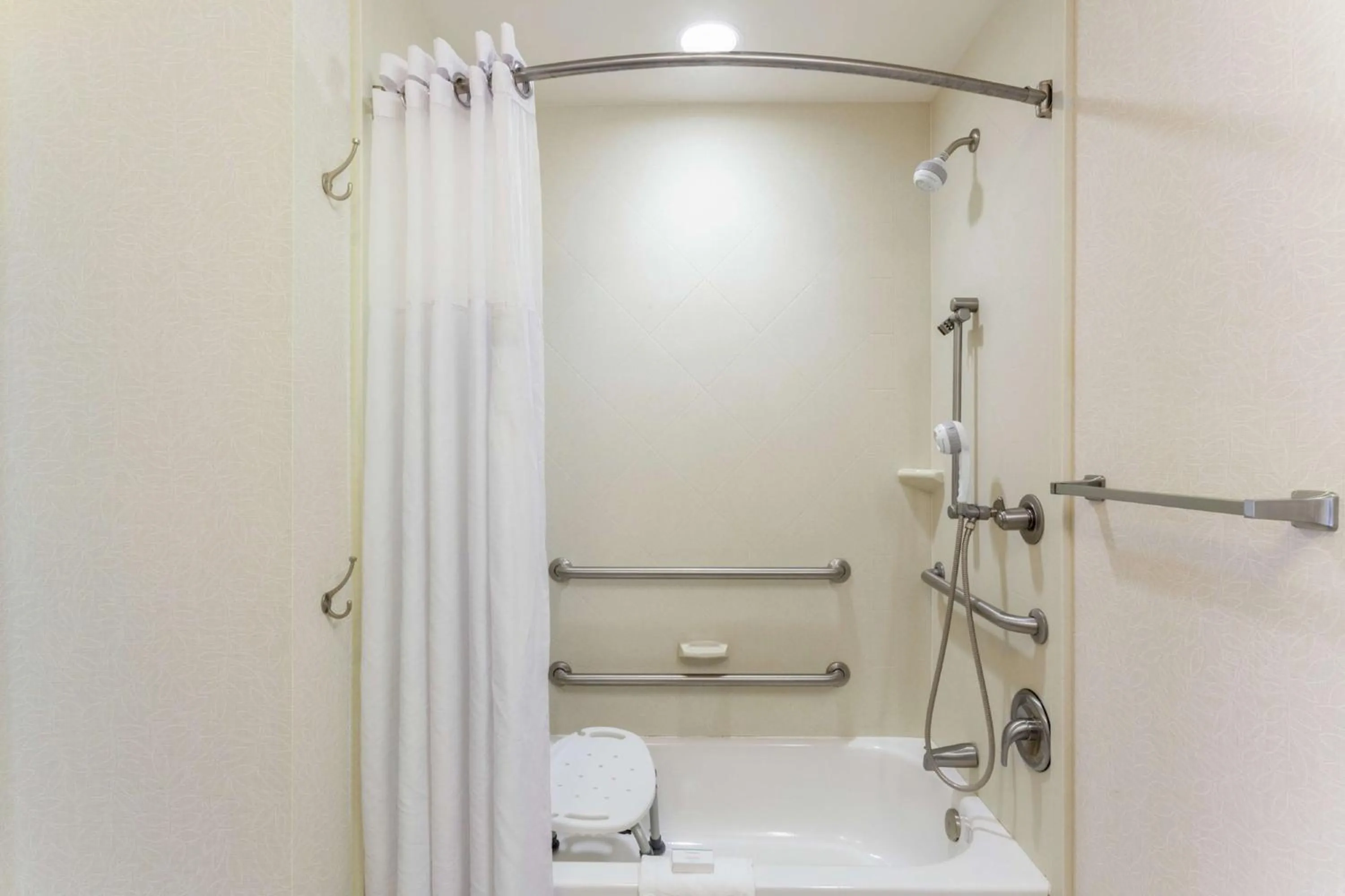 Bathroom in Hampton Inn Ozark