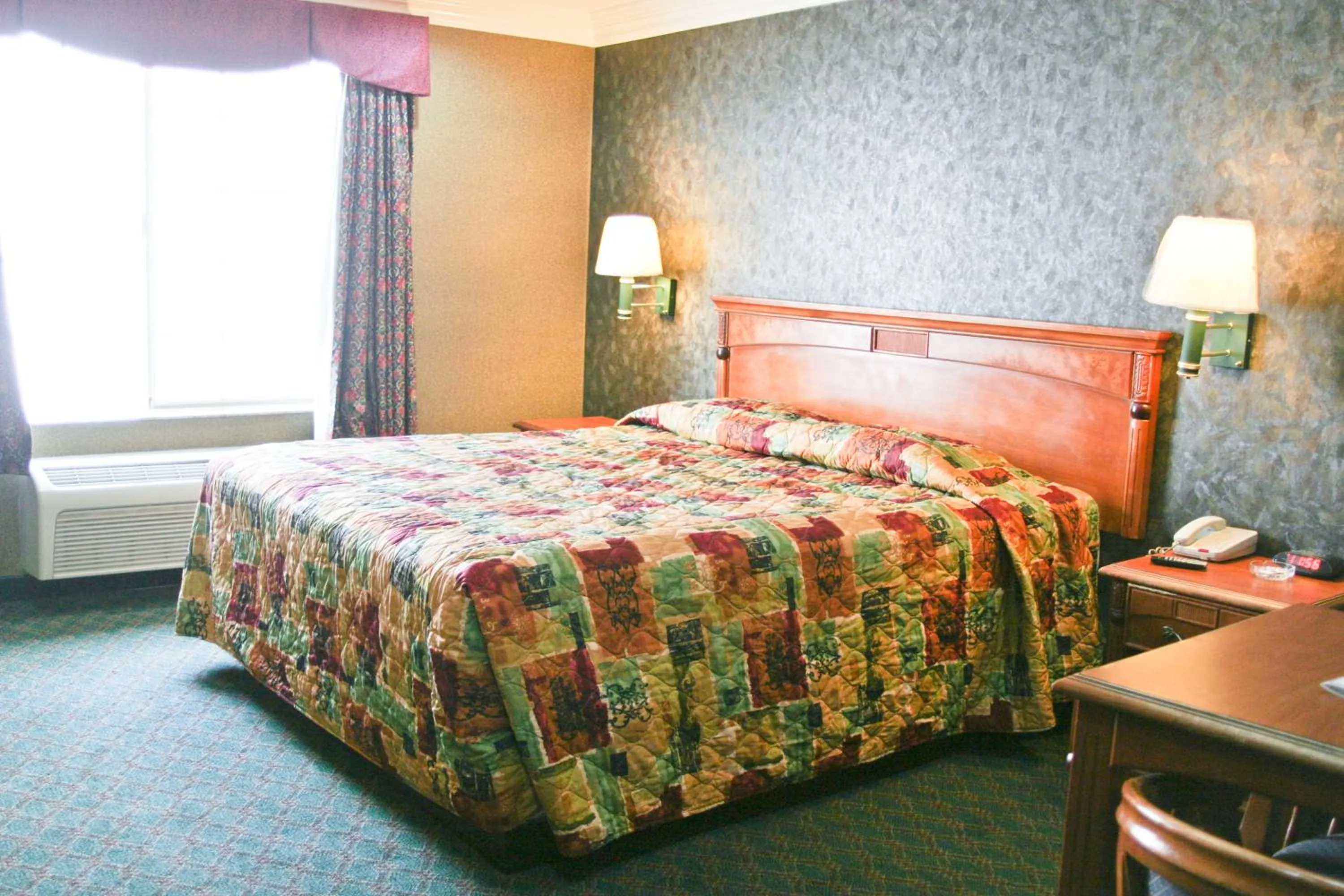 Bed in Crystal Inn Suites & Spas