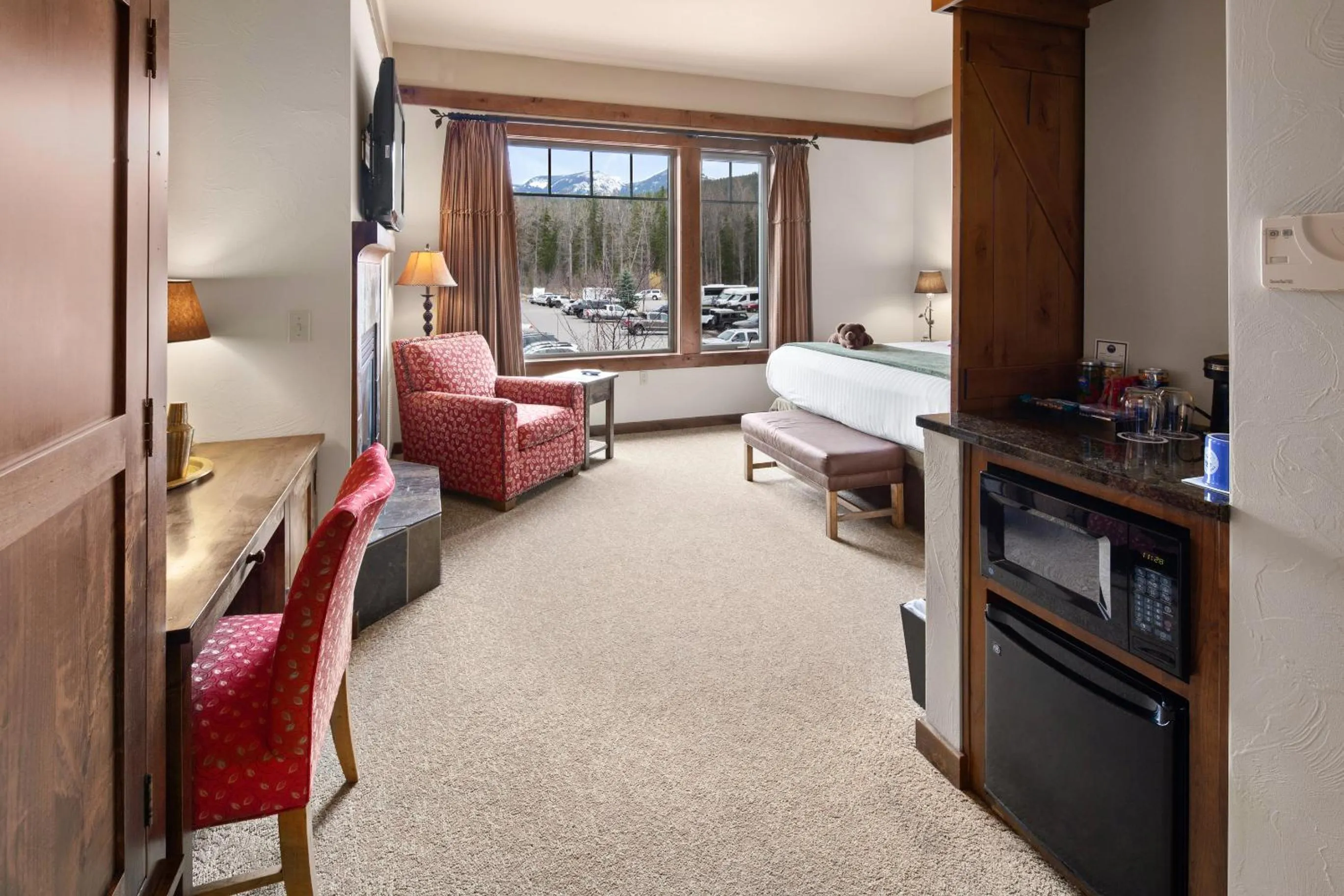 Coffee/tea facilities, Bed in Lodge at Whitefish Lake