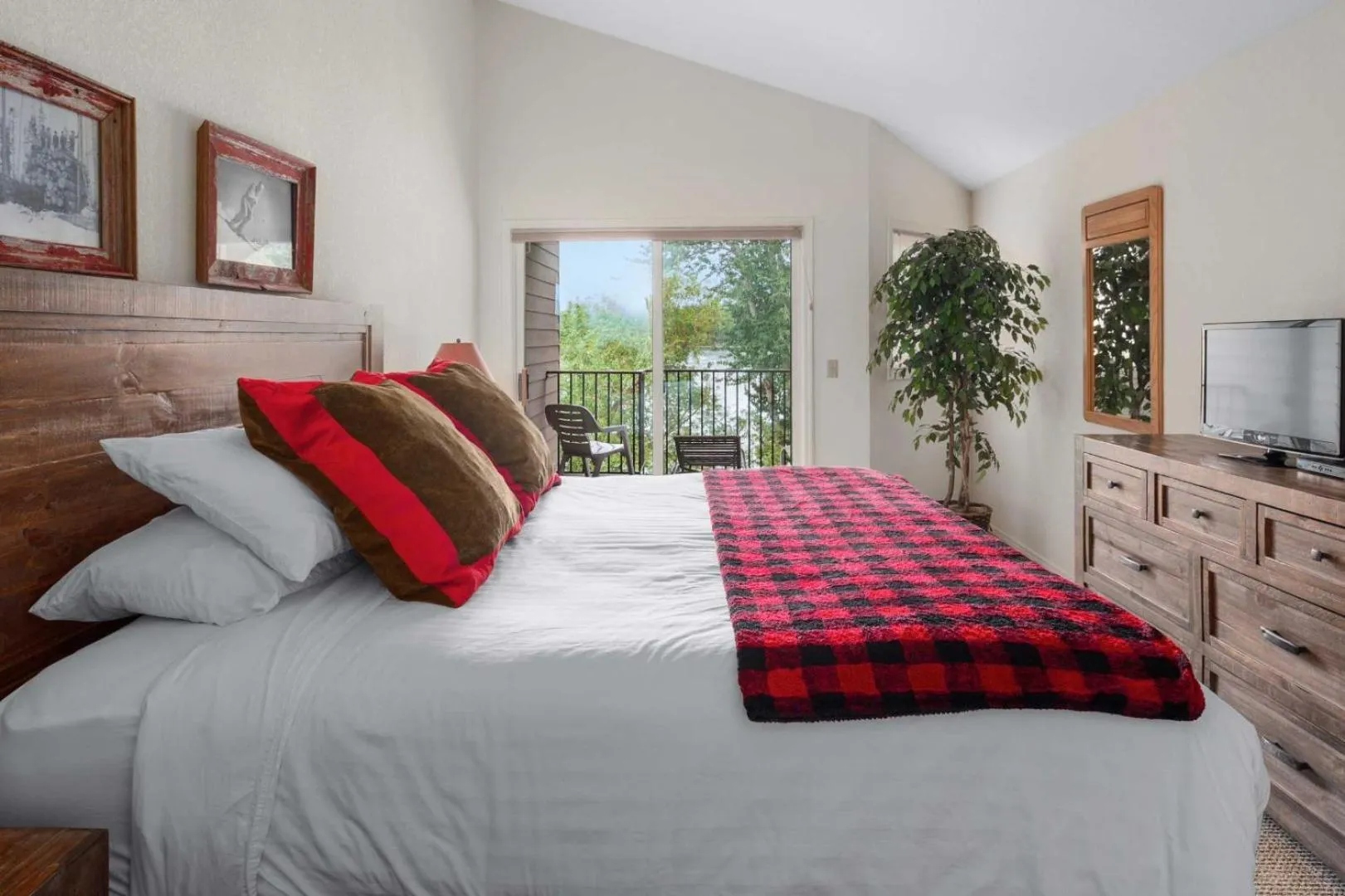 Bedroom, Bed in Lodge at Whitefish Lake