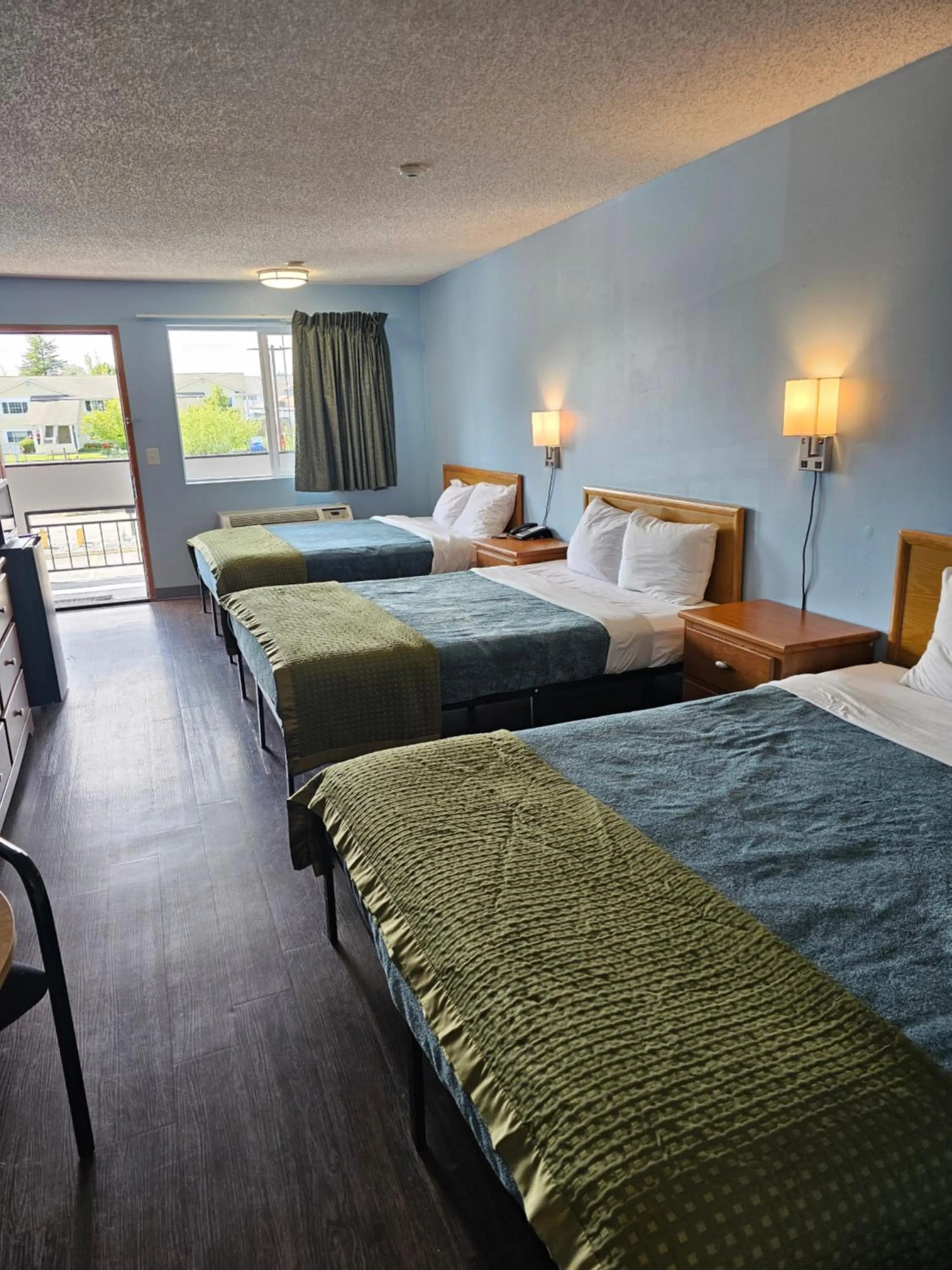 Bed in Sumner Motor Inn