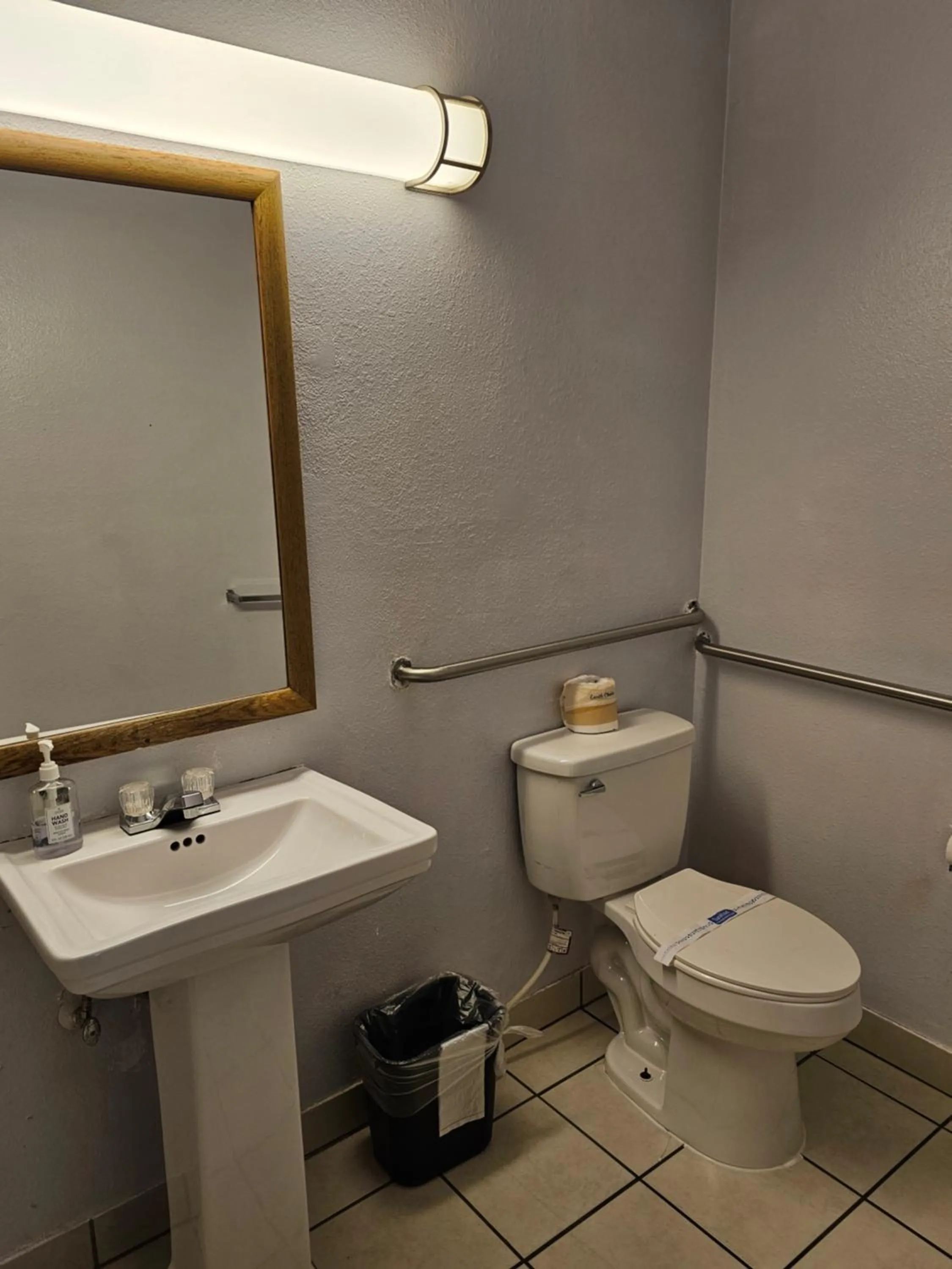 Toilet in Sumner Motor Inn