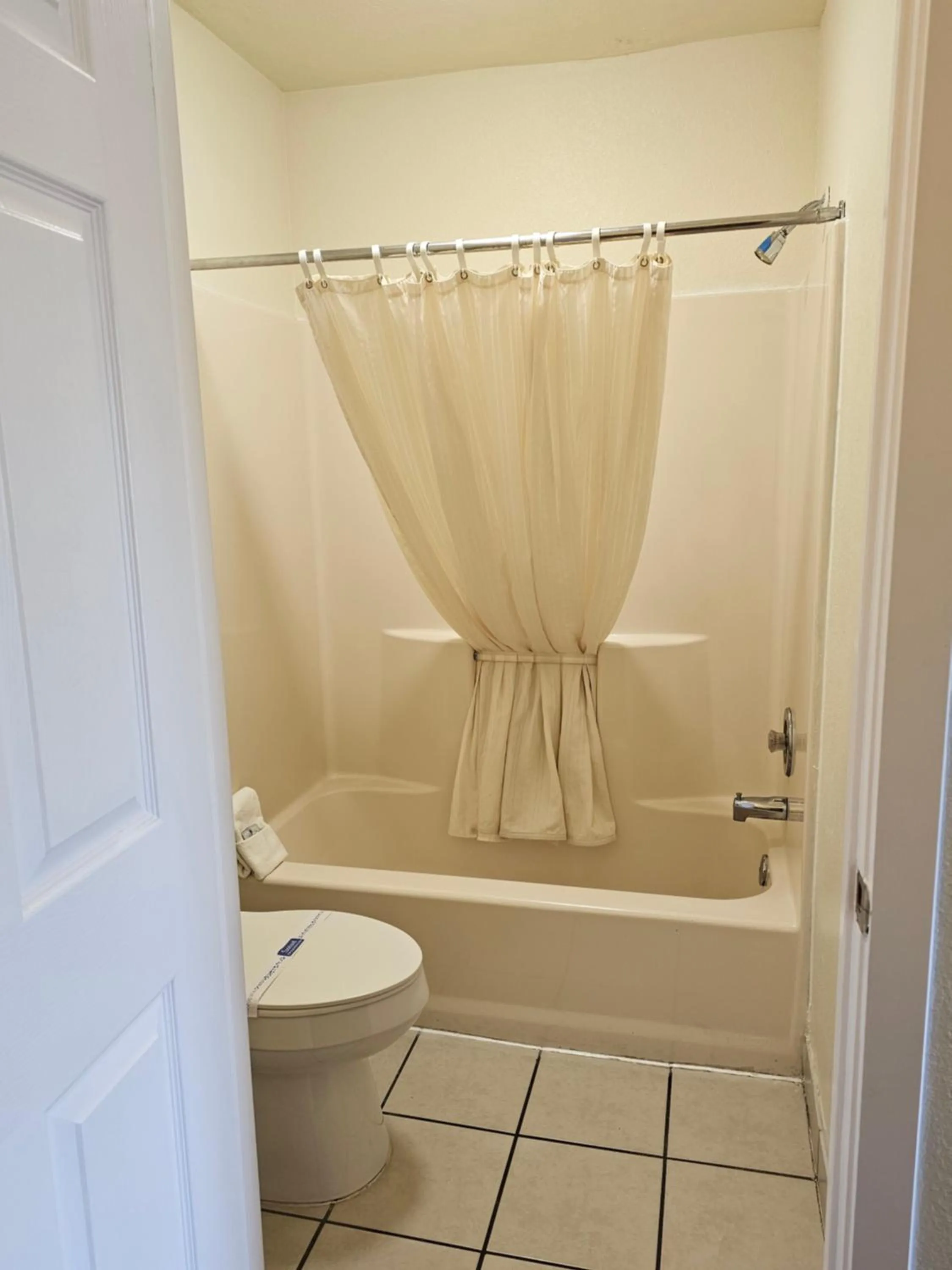 Bath in Sumner Motor Inn