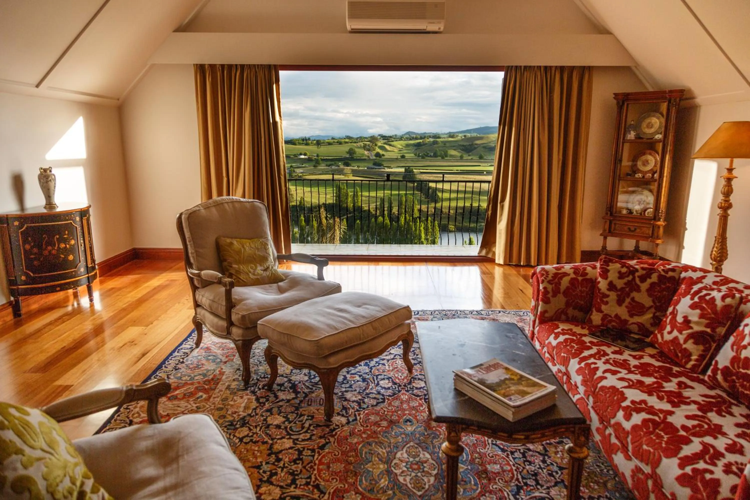 Photo of the whole room in Lake Karapiro Lodge
