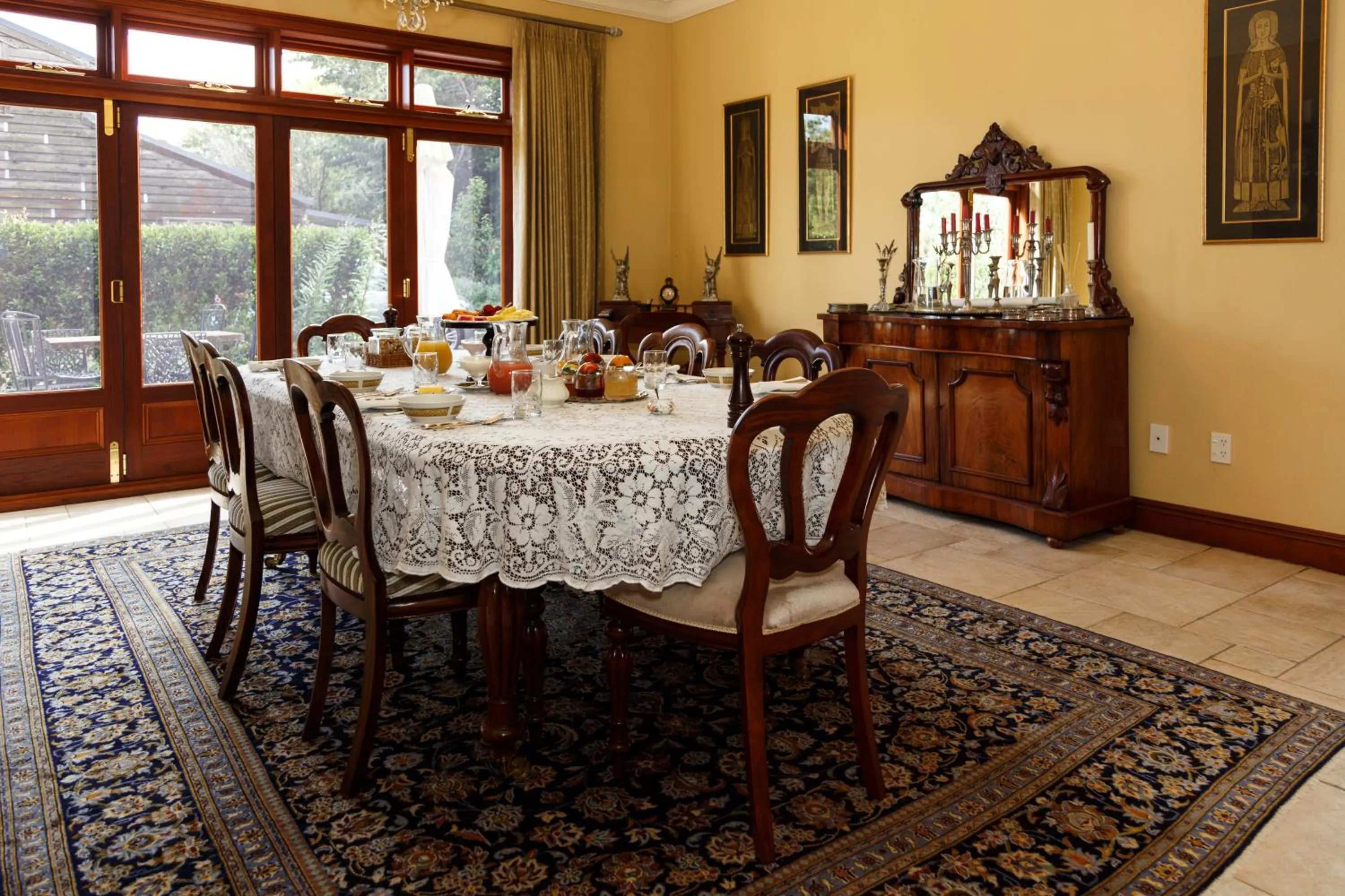 Breakfast in Lake Karapiro Lodge