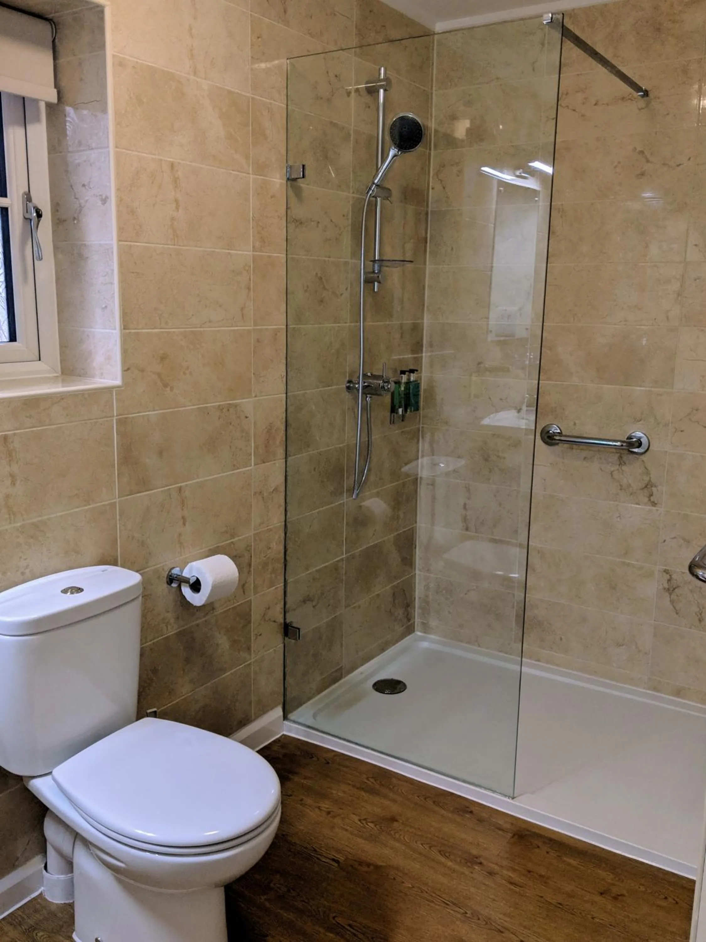 Shower in Wayford Bridge Inn Hotel
