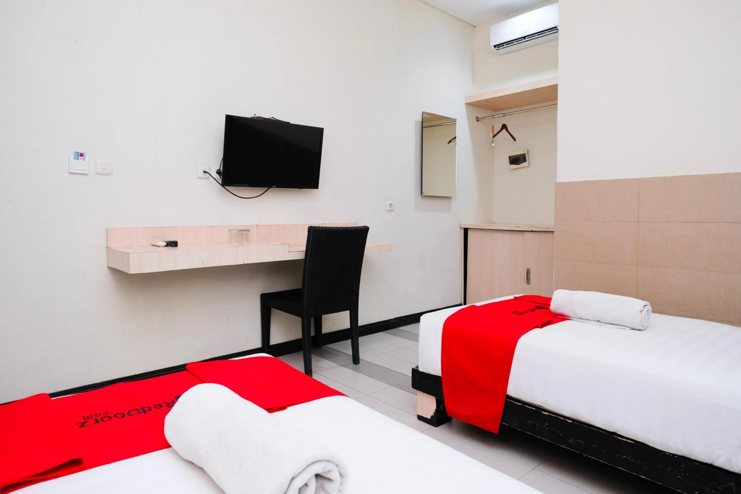 Bedroom, Bed in RedDoorz near Legian Street