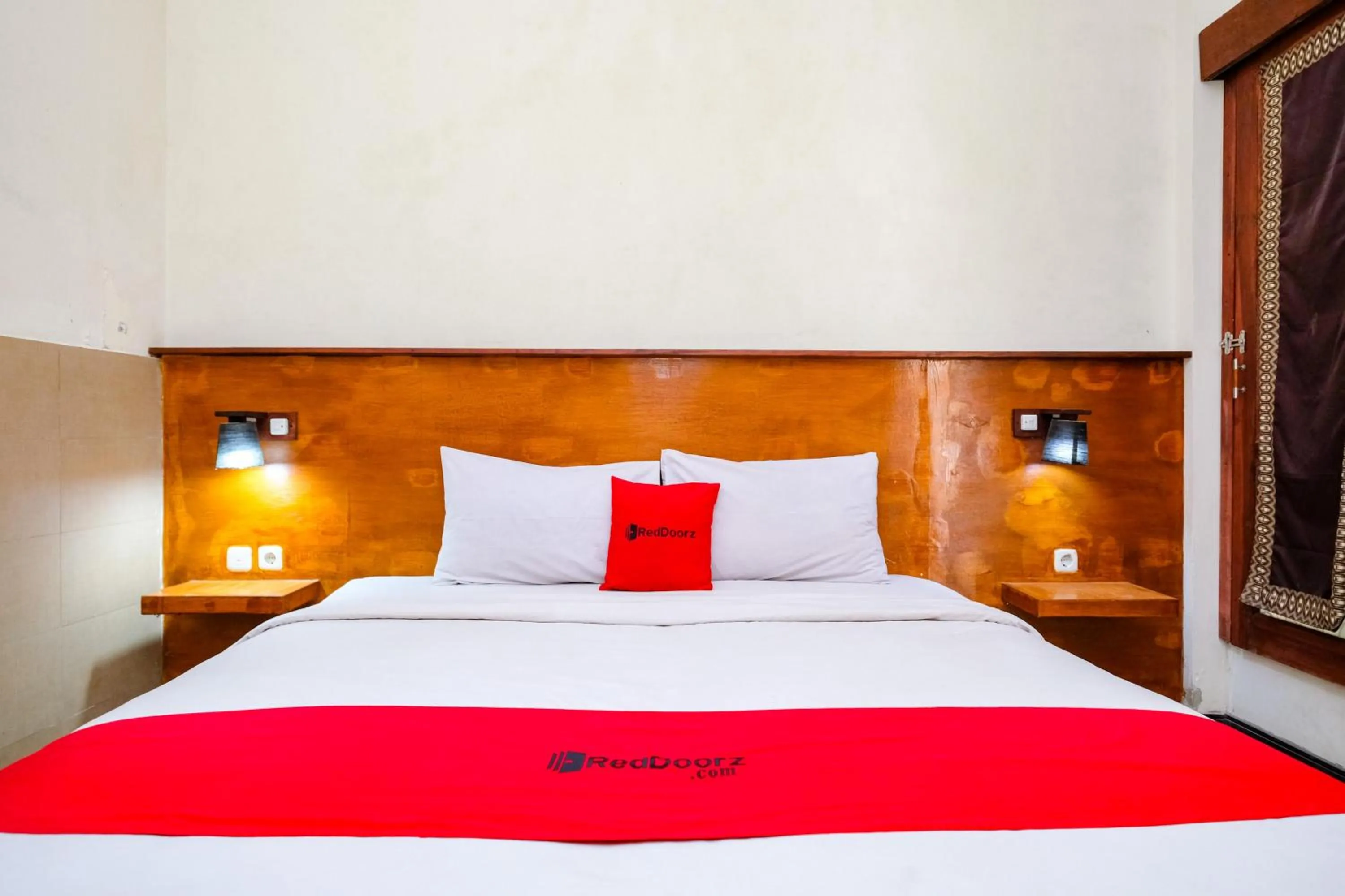 Bedroom, Bed in RedDoorz near Legian Street