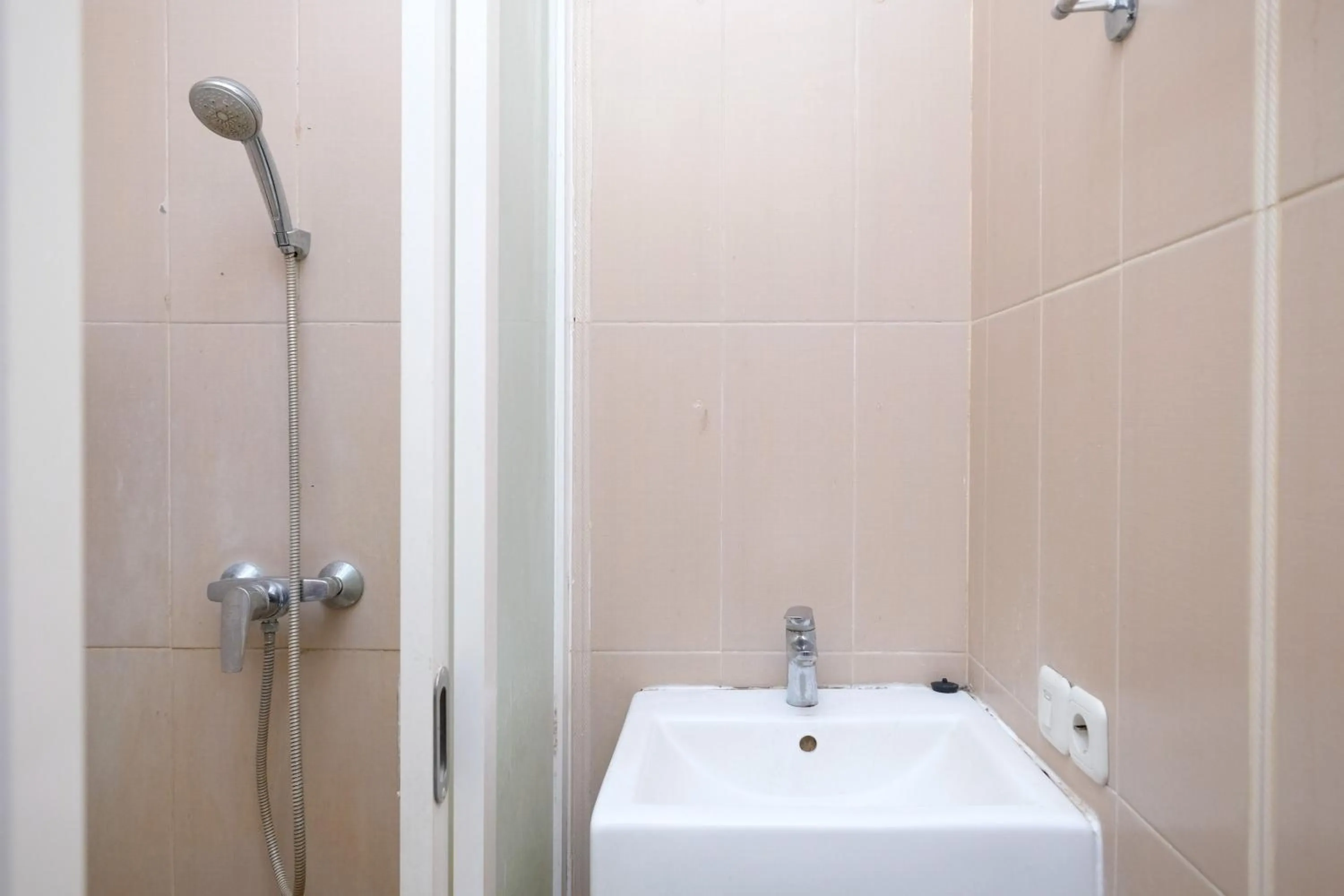 Bathroom in RedDoorz near Legian Street