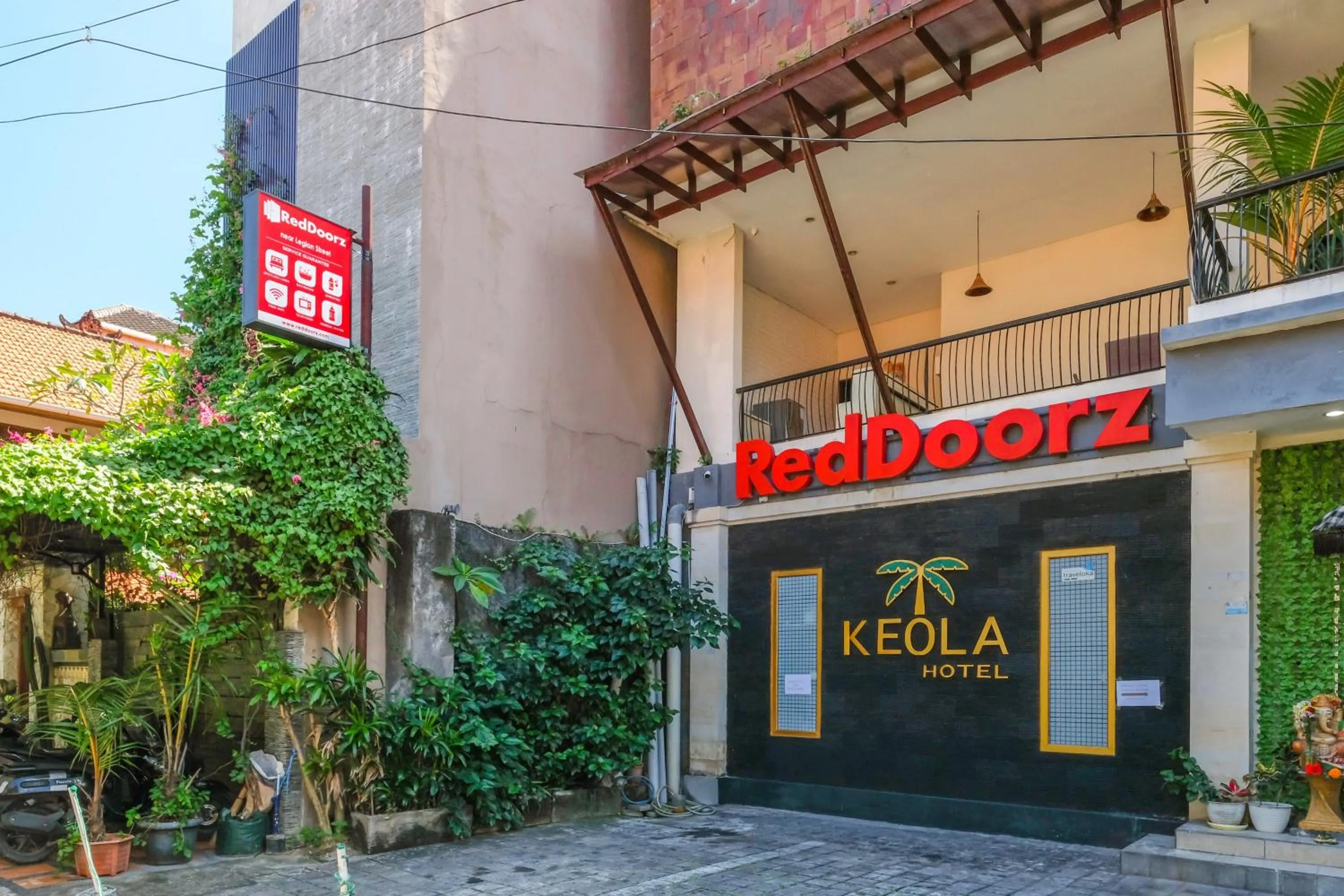 Facade/entrance in RedDoorz near Legian Street