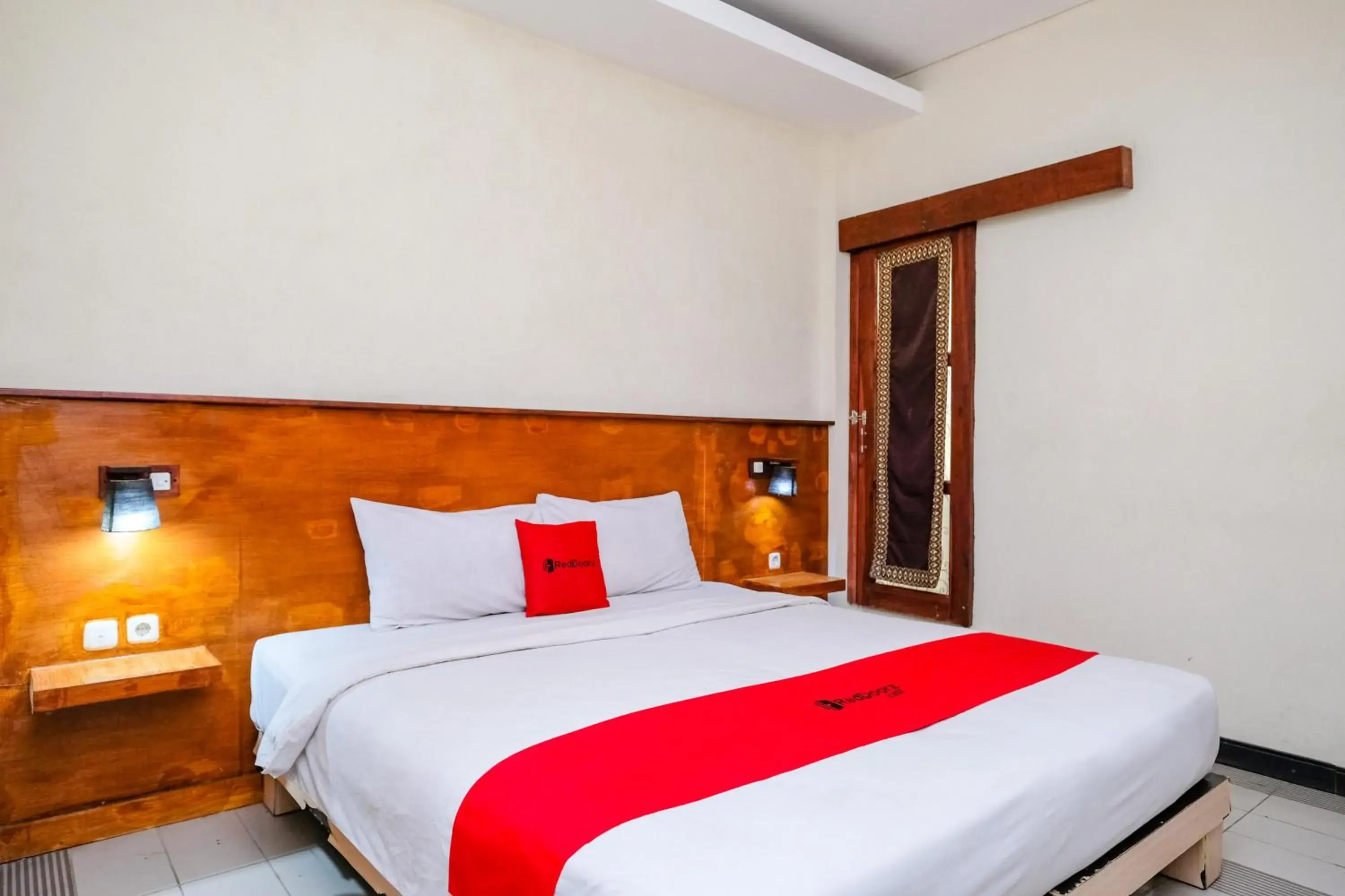 Double Room in RedDoorz near Legian Street Double Room in RedDoorz near Legian Street