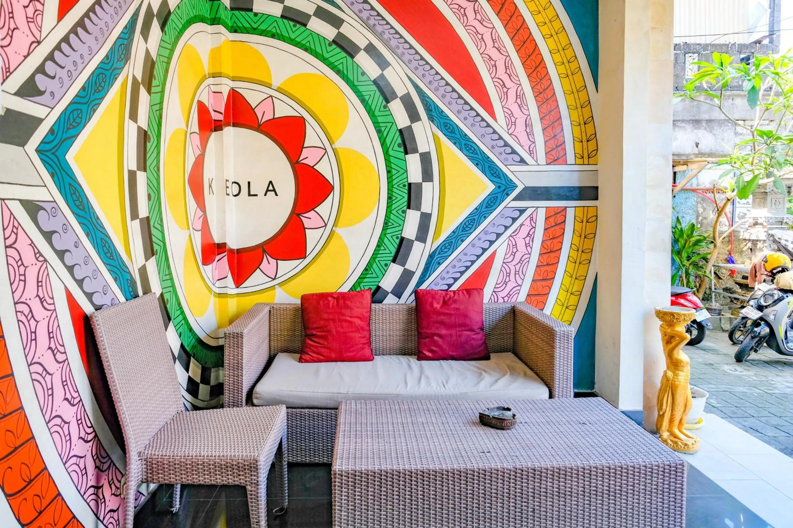 Seating area in RedDoorz near Legian Street