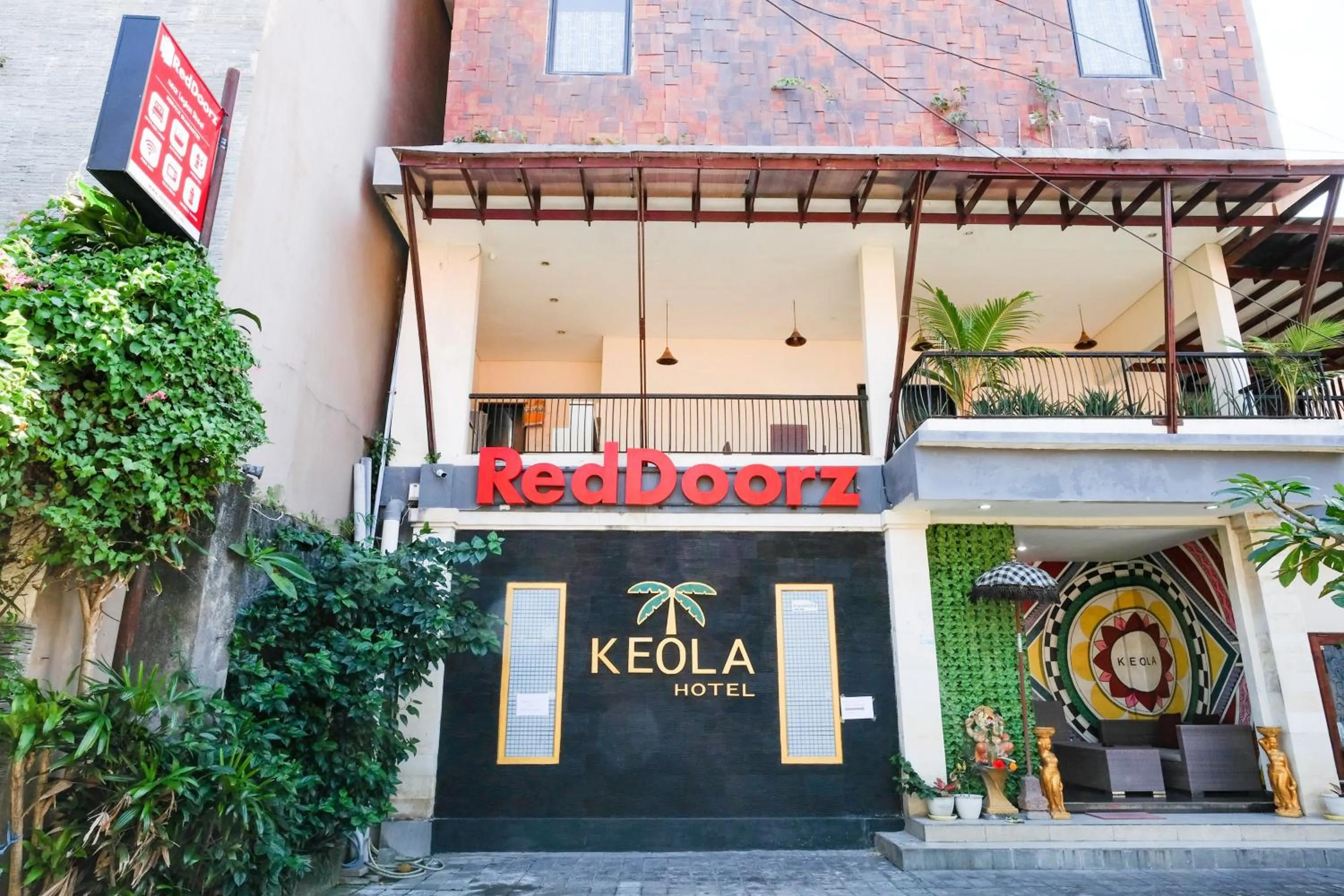 Facade/entrance in RedDoorz near Legian Street