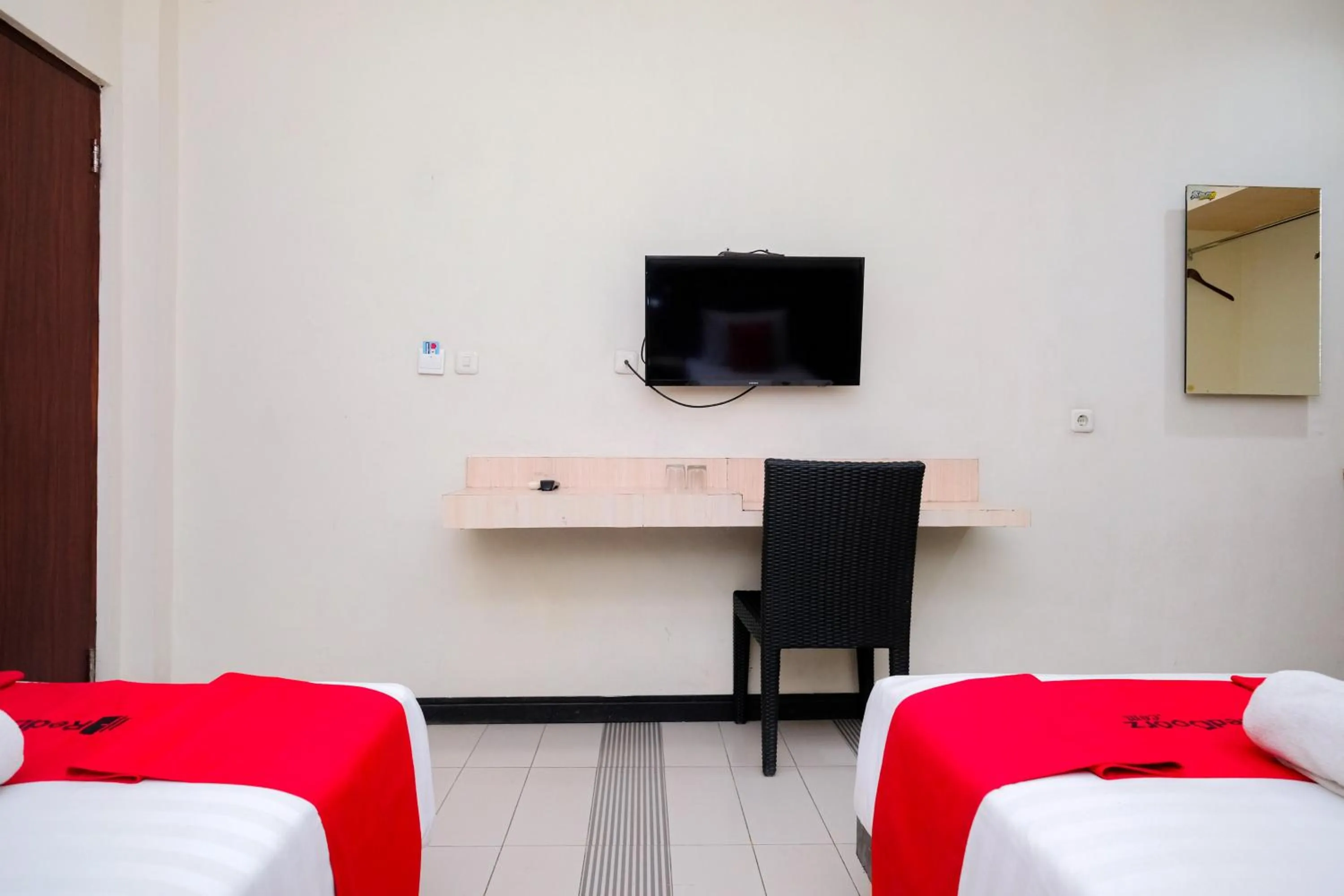 Bedroom, Bed in RedDoorz near Legian Street