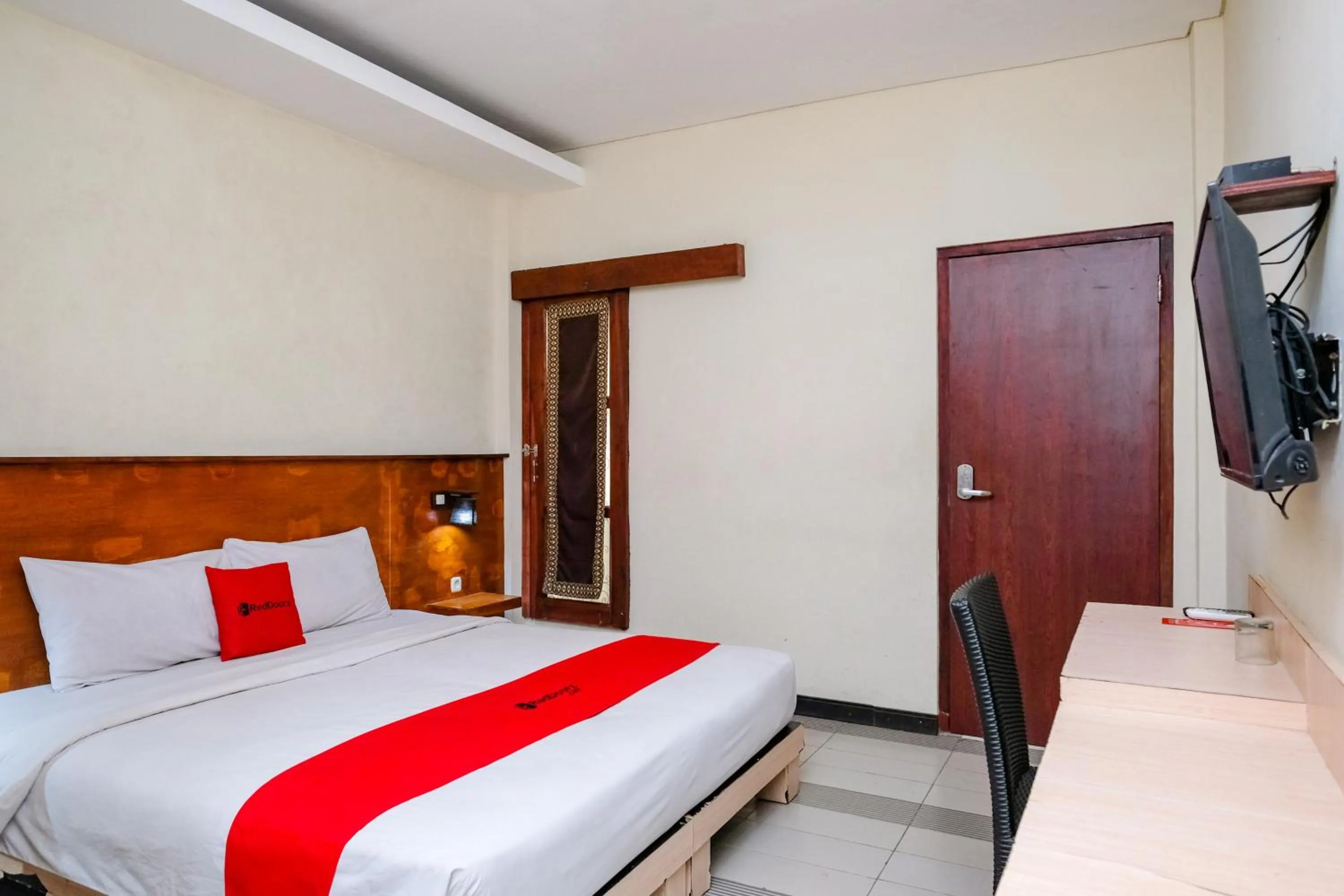 Bedroom, Bed in RedDoorz near Legian Street