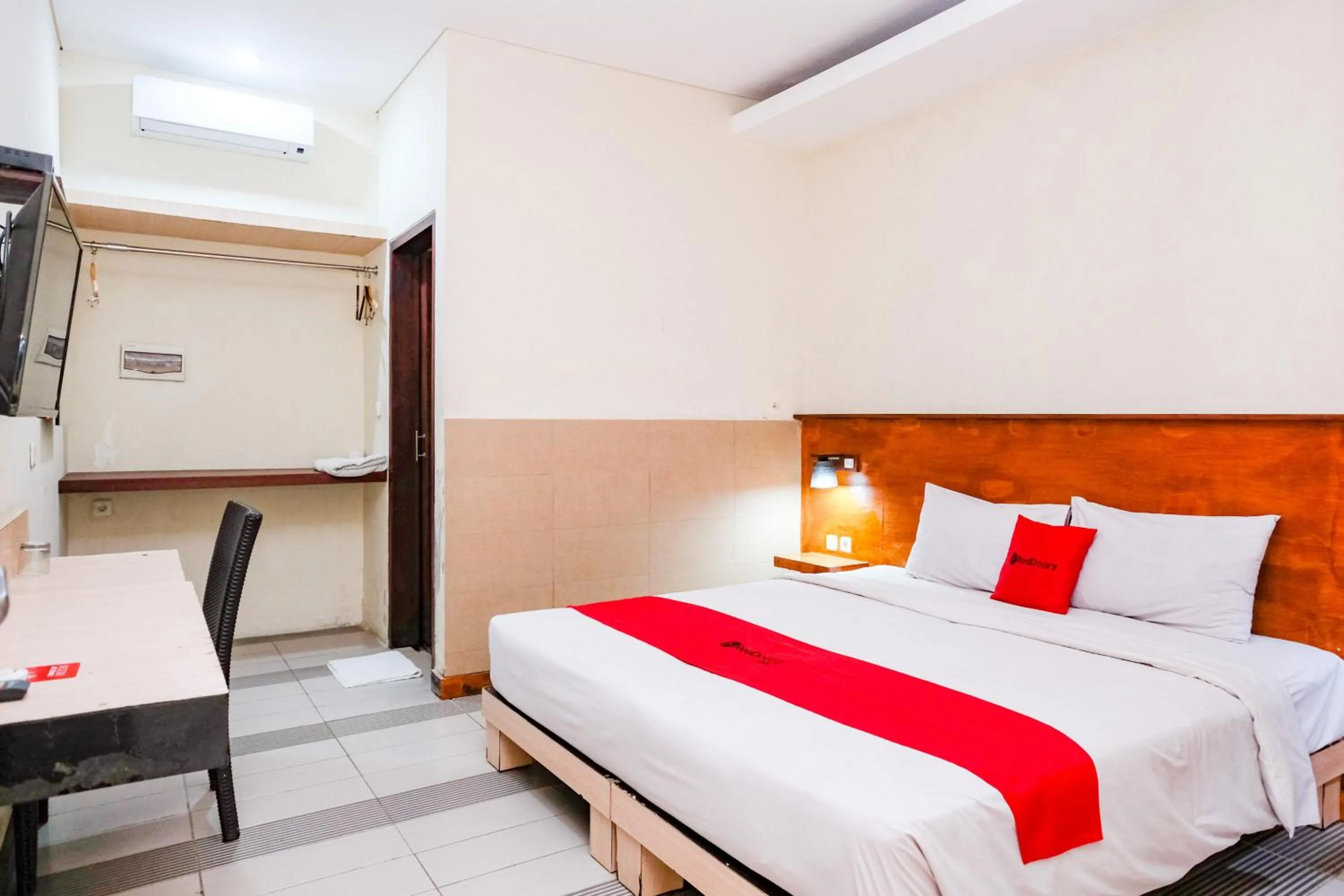 Bedroom, Bed in RedDoorz near Legian Street