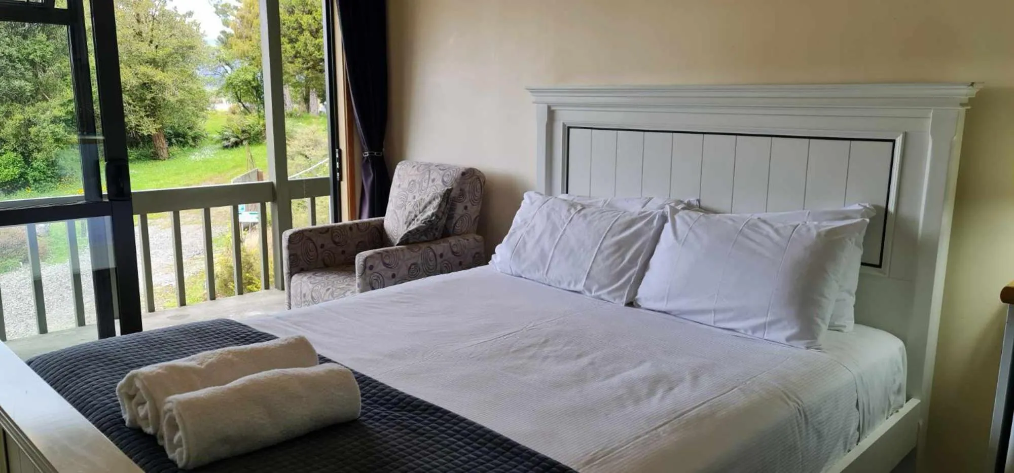 Bedroom, Bed in Alpine Chalets