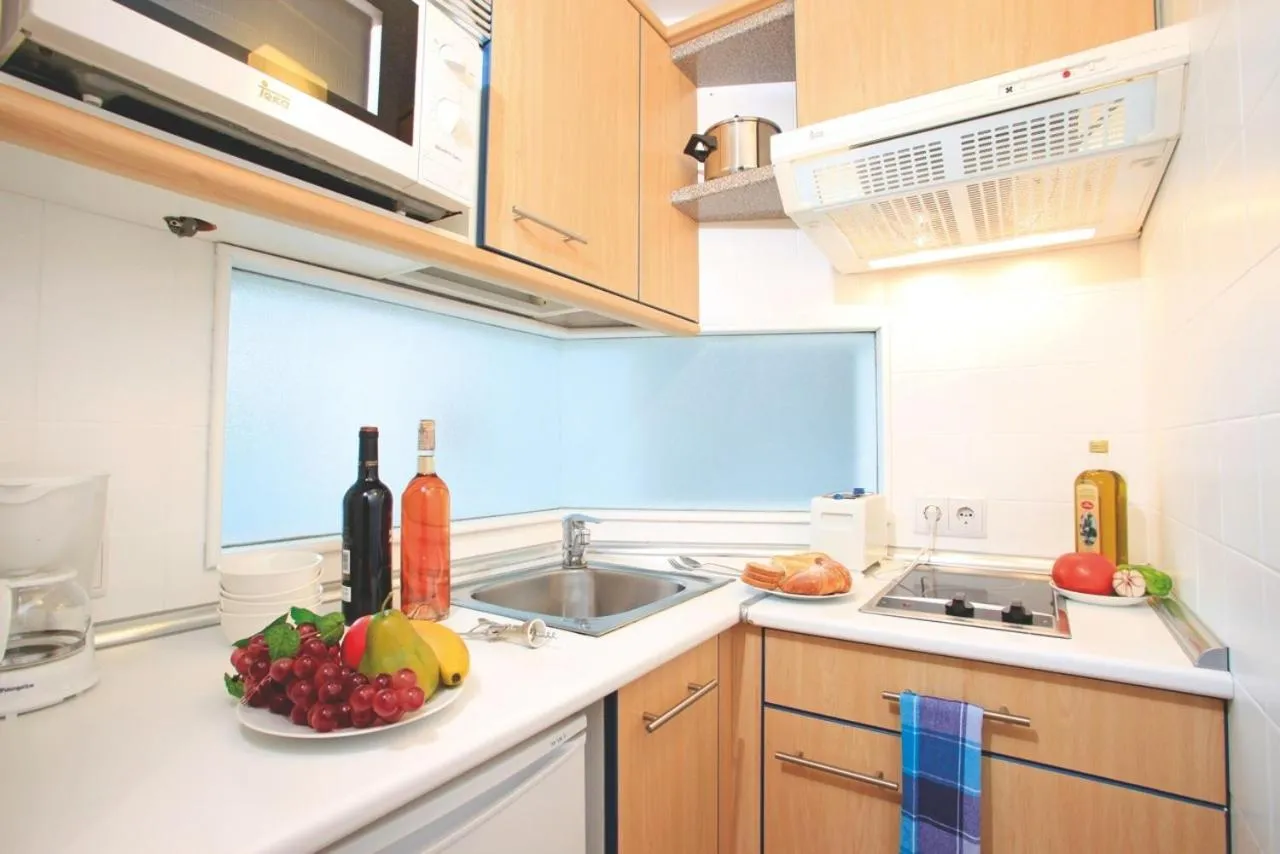 Kitchen or kitchenette in Apartamentos Bellamar