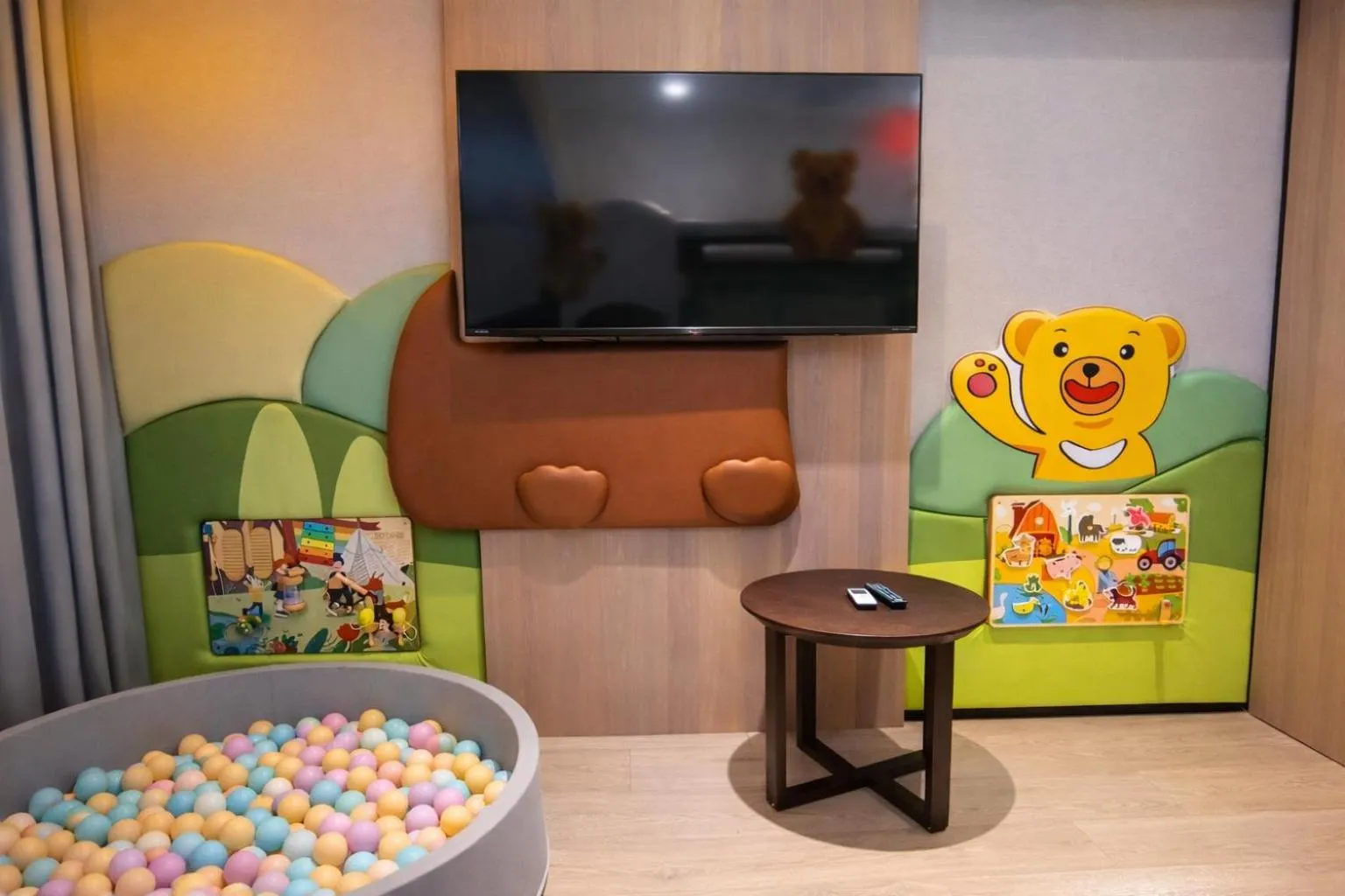 Communal lounge/ TV room in Hsin Hotel