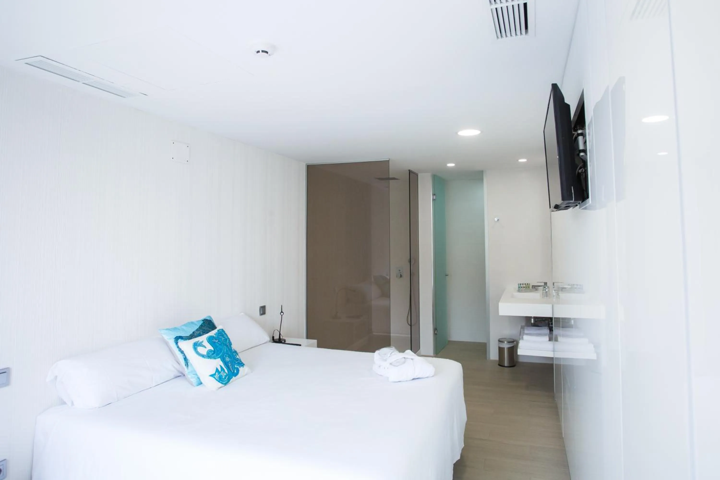 Shower, Bed in Seven Hotel & Wellness - Gay Men Only