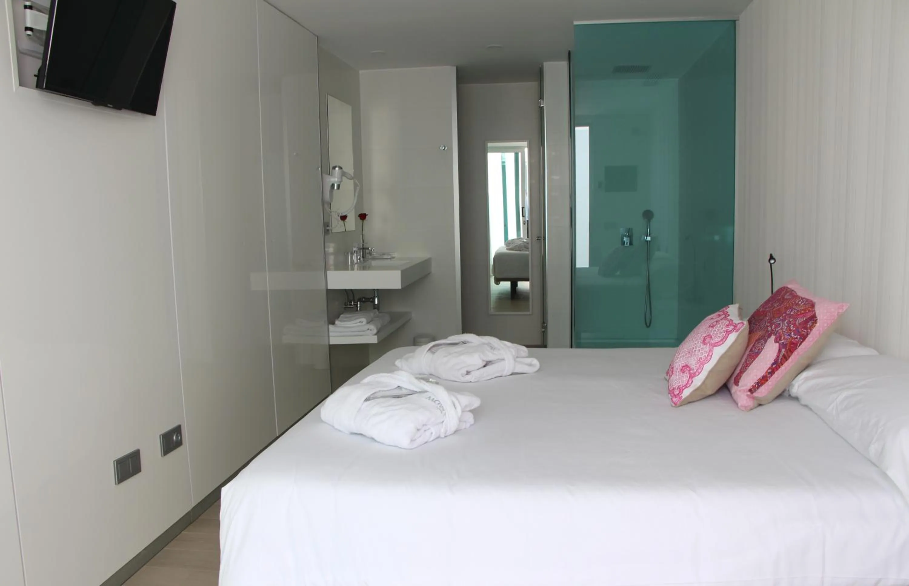 Shower, Bed in Seven Hotel & Wellness - Gay Men Only