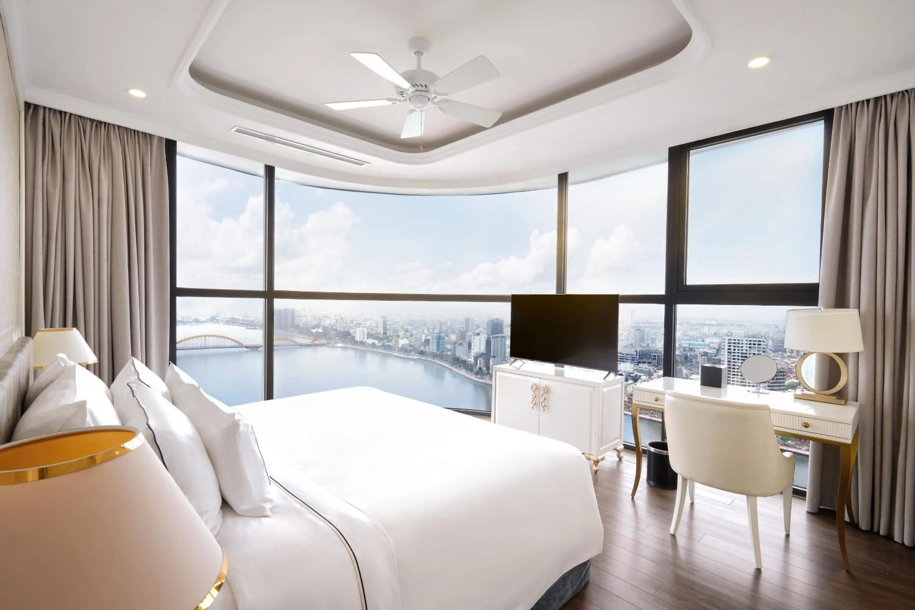 Property building, Bed in Meliá Vinpearl Danang Riverfront