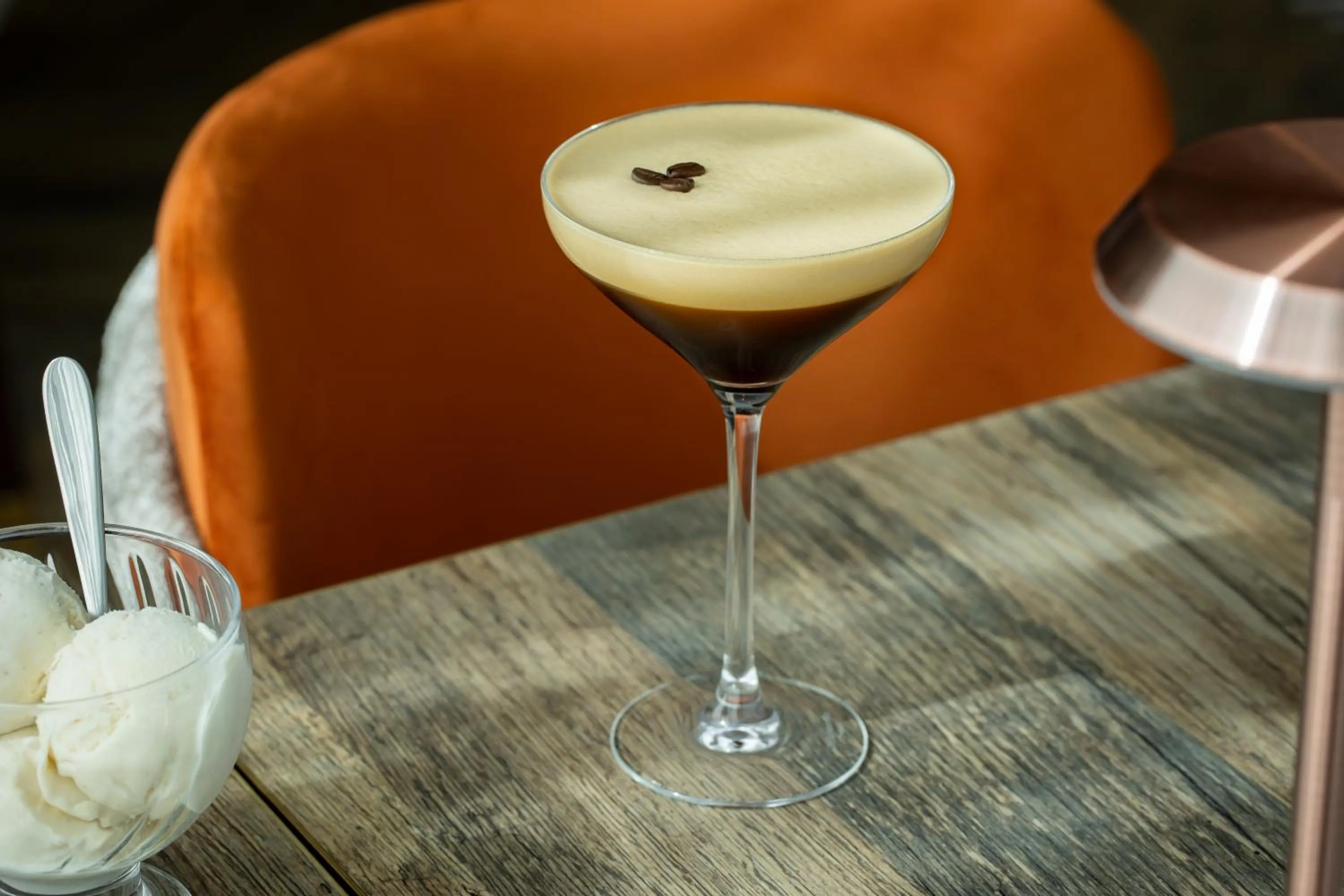 Lounge or bar in voco Southampton by IHG