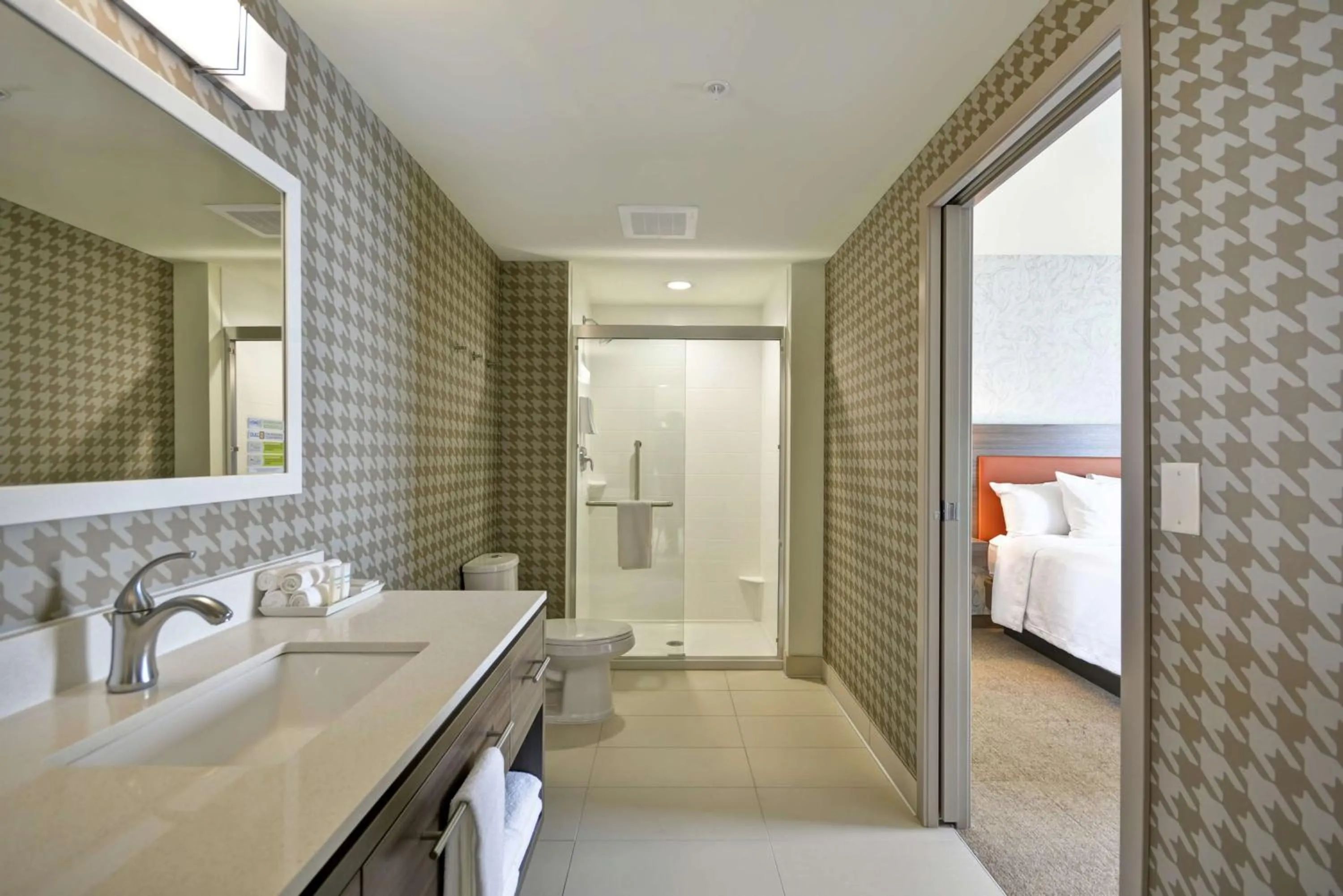 Bathroom, Bed in Home2 Suites By Hilton Plymouth Minneapolis