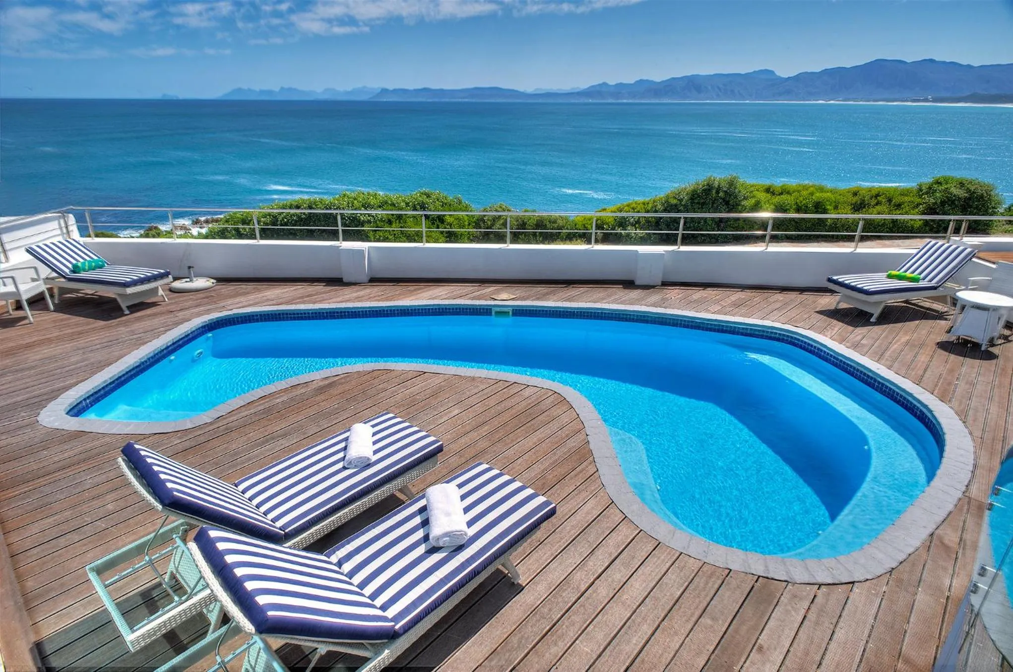 Swimming pool in Sea Star Cliff