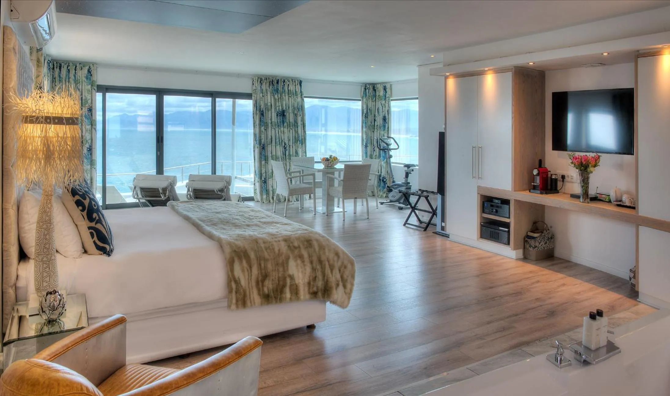 Shower, Bed in Sea Star Cliff