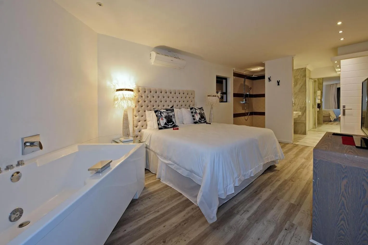 Shower, Bed in Sea Star Cliff