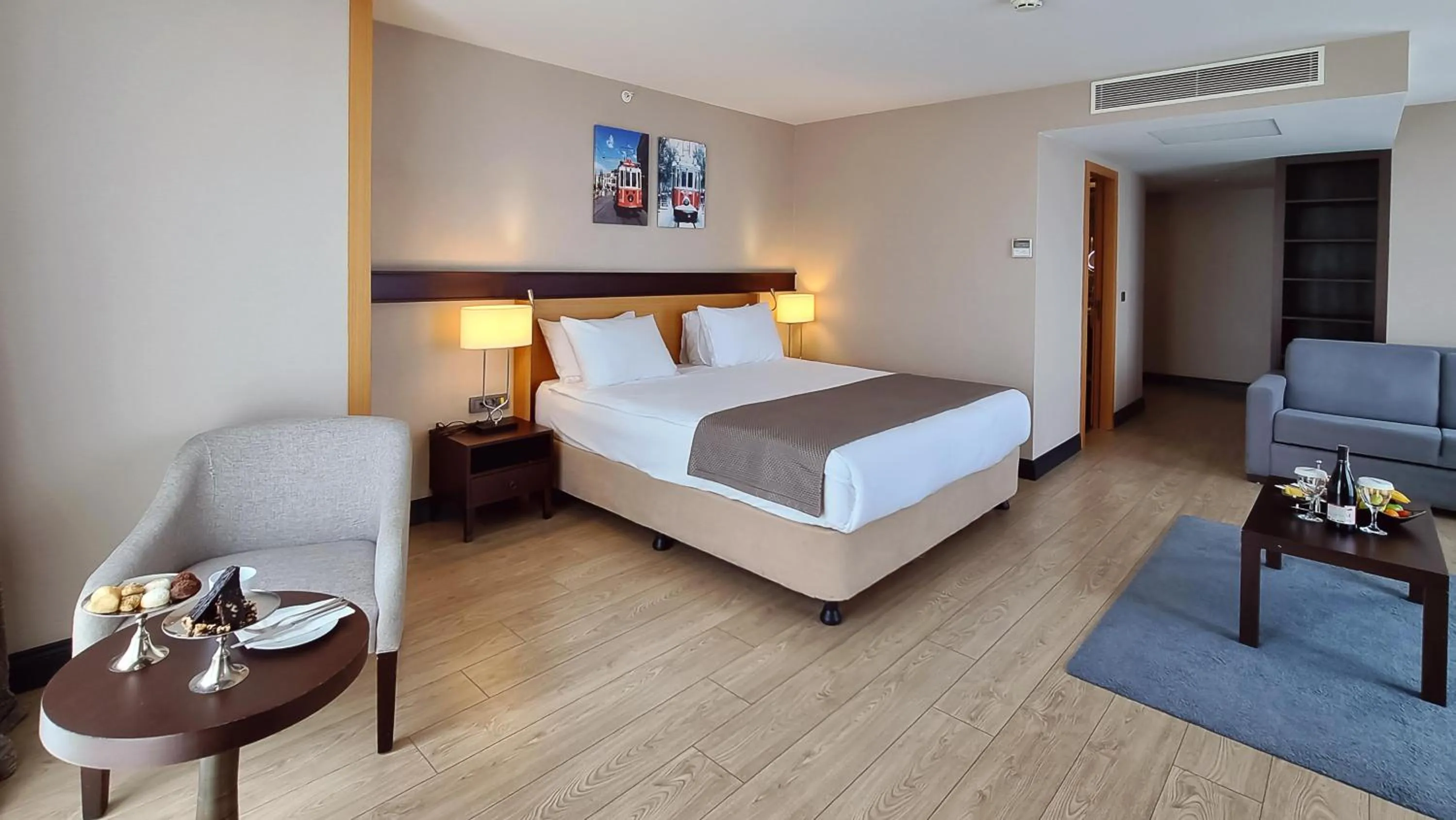 Photo of the whole room, Bed in Port Bosphorus Hotel