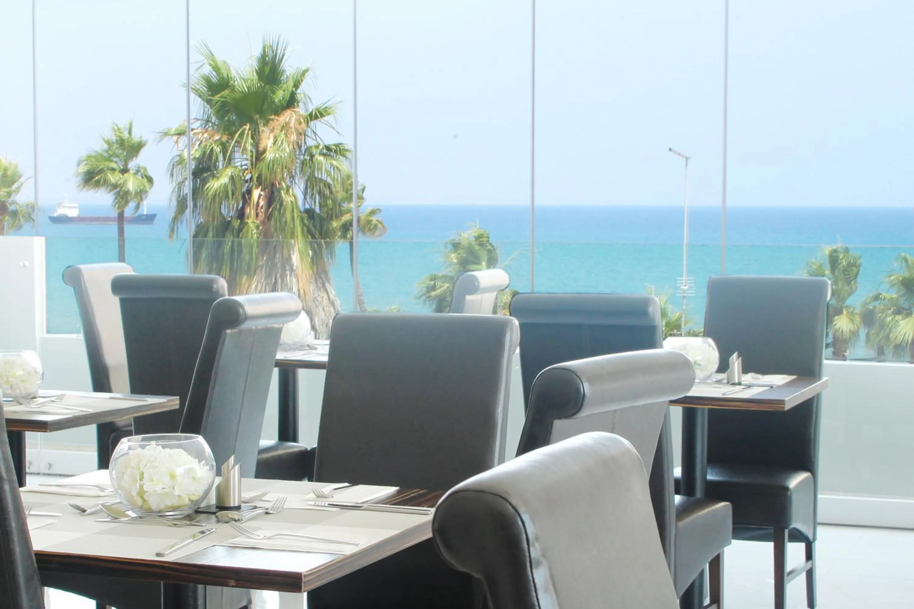 Restaurant/places to eat in Achilleos City Hotel