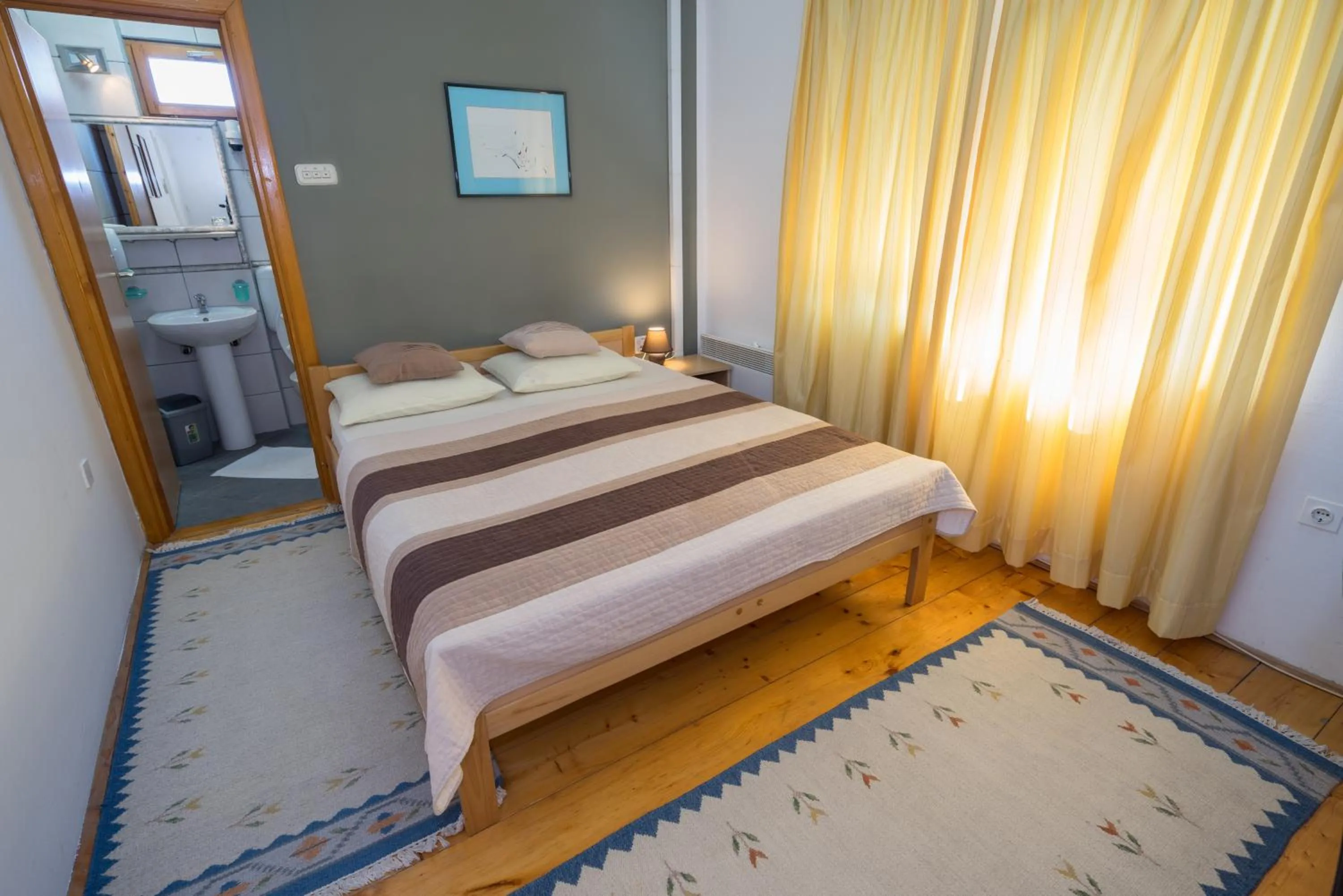 Photo of the whole room, Bed in Pansion Rose