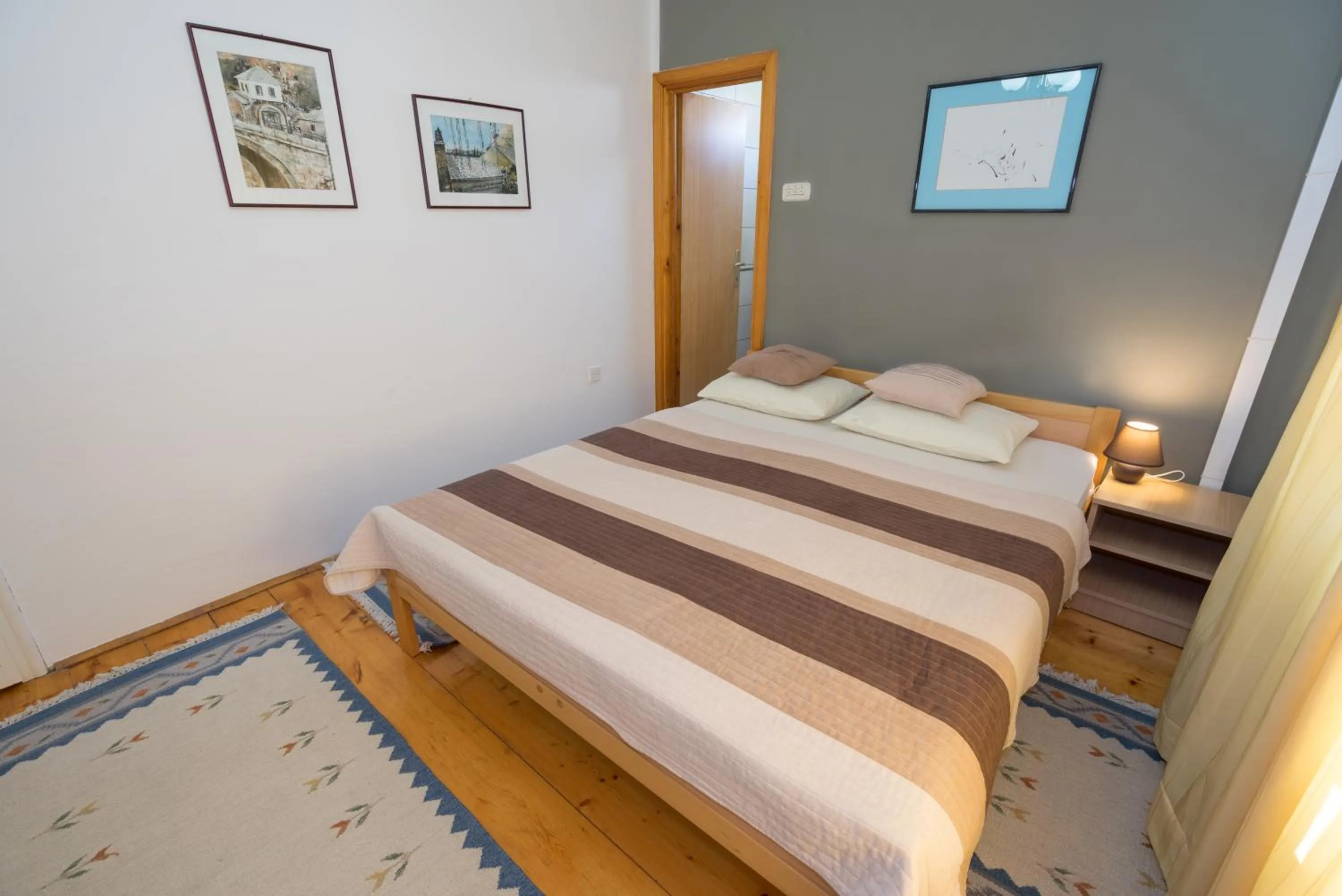 Photo of the whole room, Bed in Pansion Rose