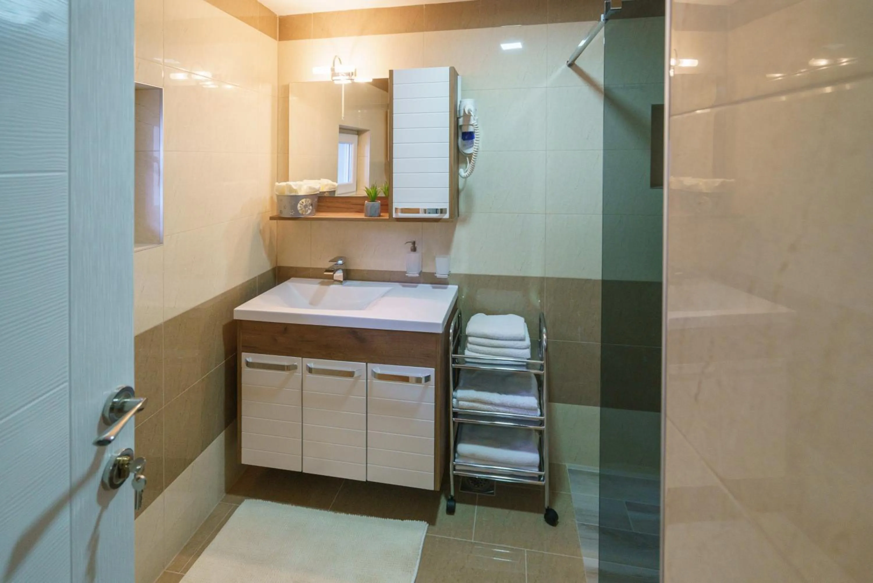 Shower in Pansion Rose