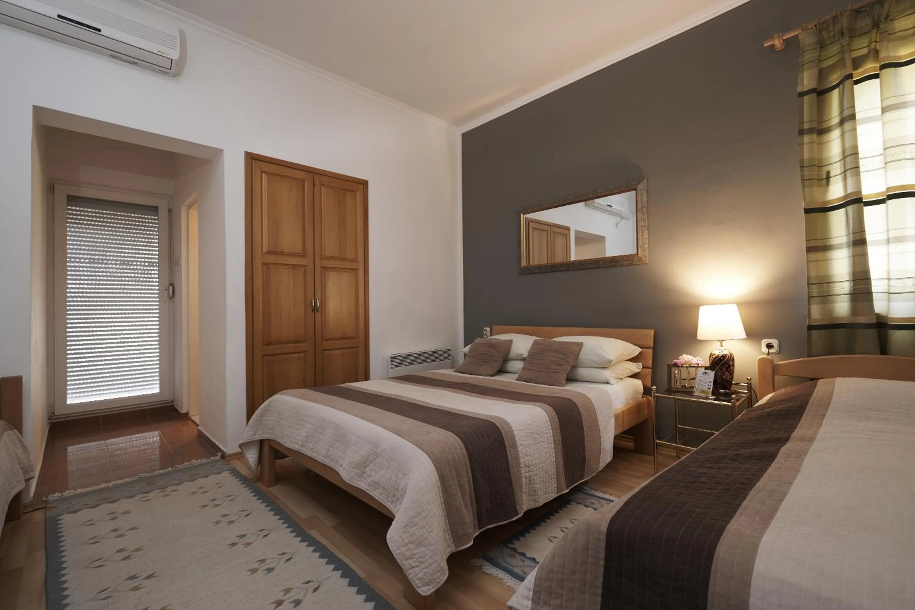 Photo of the whole room, Bed in Pansion Rose